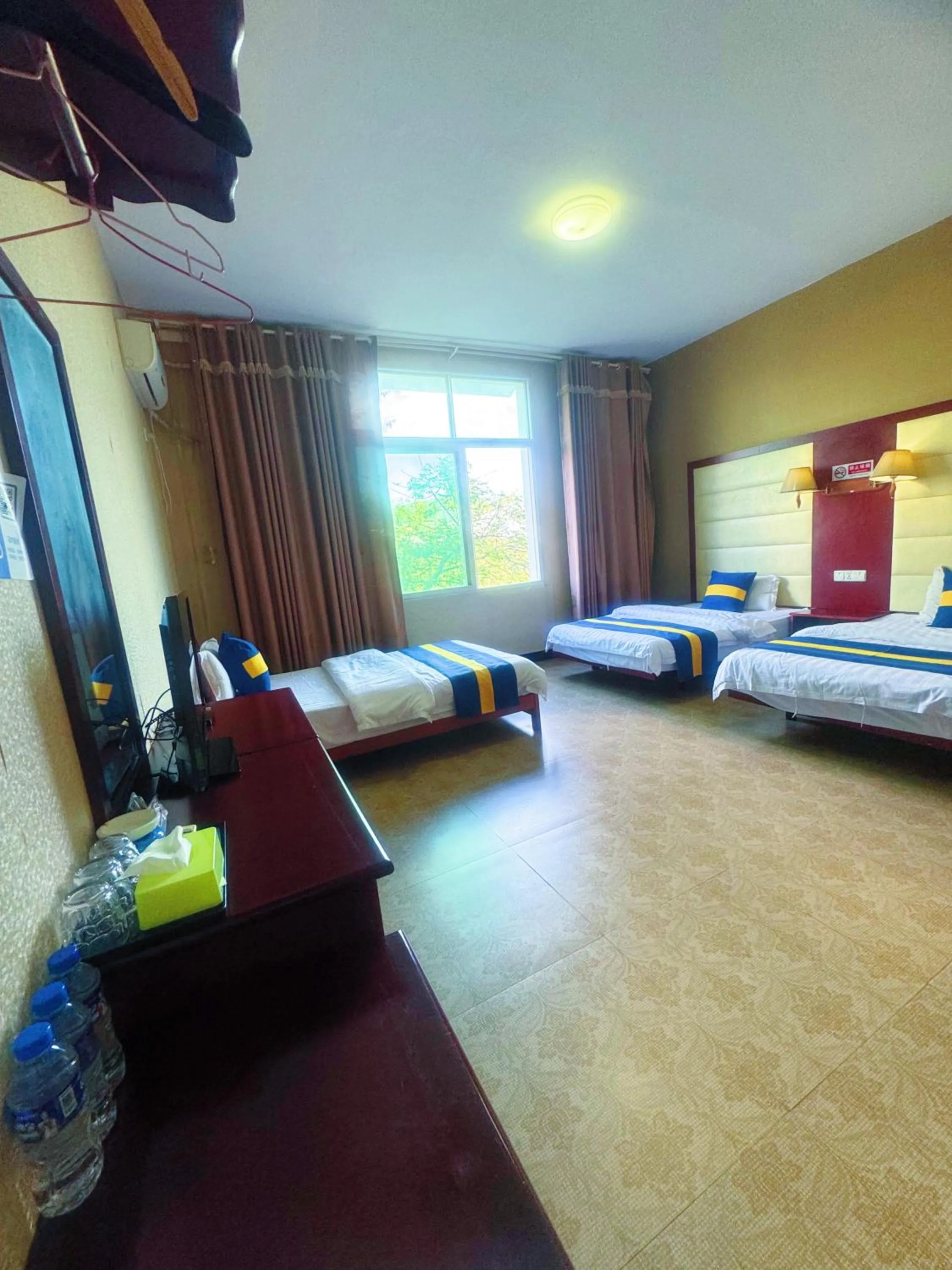 Photo of the whole room, Bed in XiShuangBanNa International Aerial Garden South of Mekong River Business Hotel 傣江南商务酒店