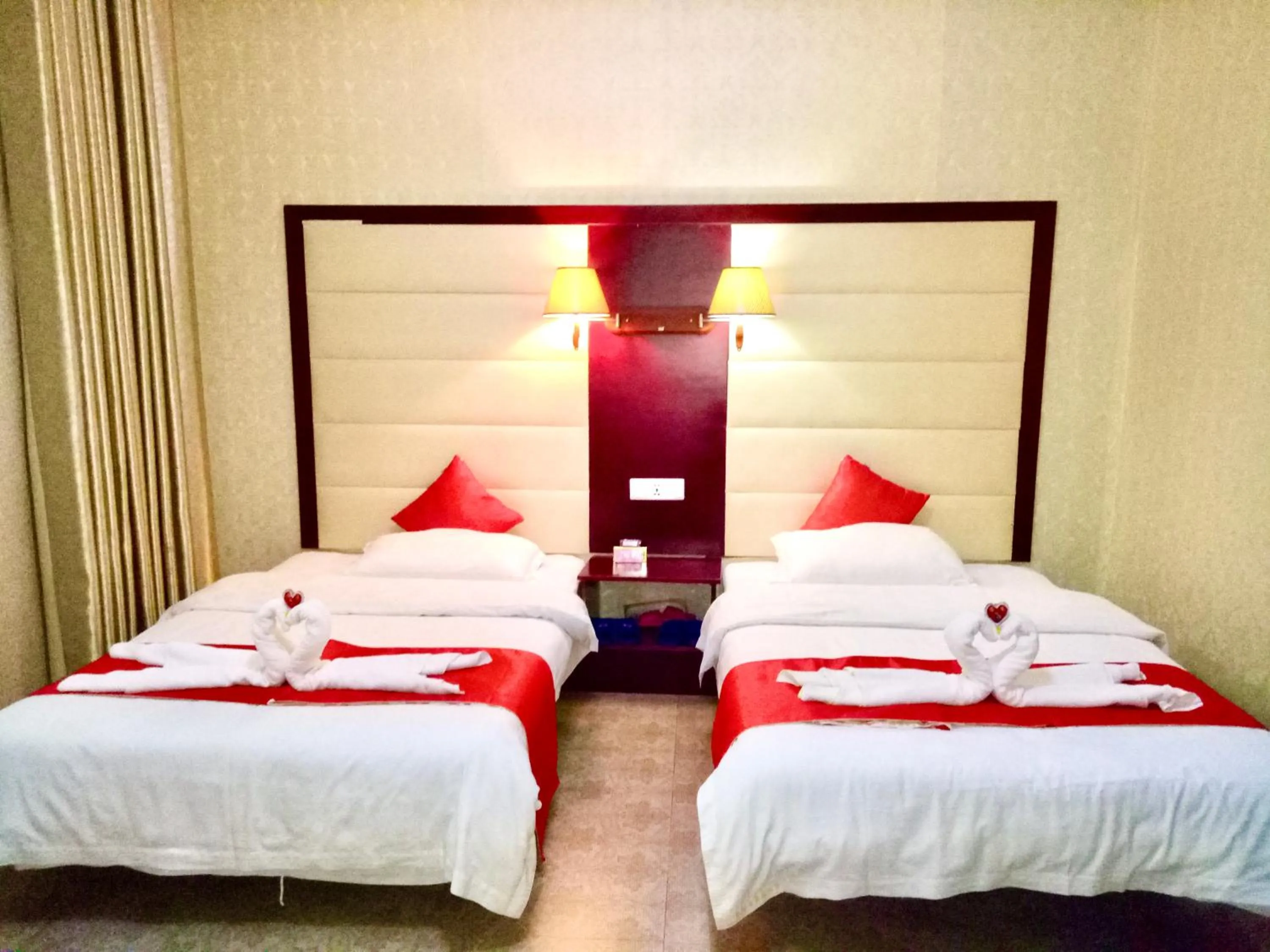 Bedroom, Bed in XiShuangBanNa International Aerial Garden South of Mekong River Business Hotel 傣江南商务酒店