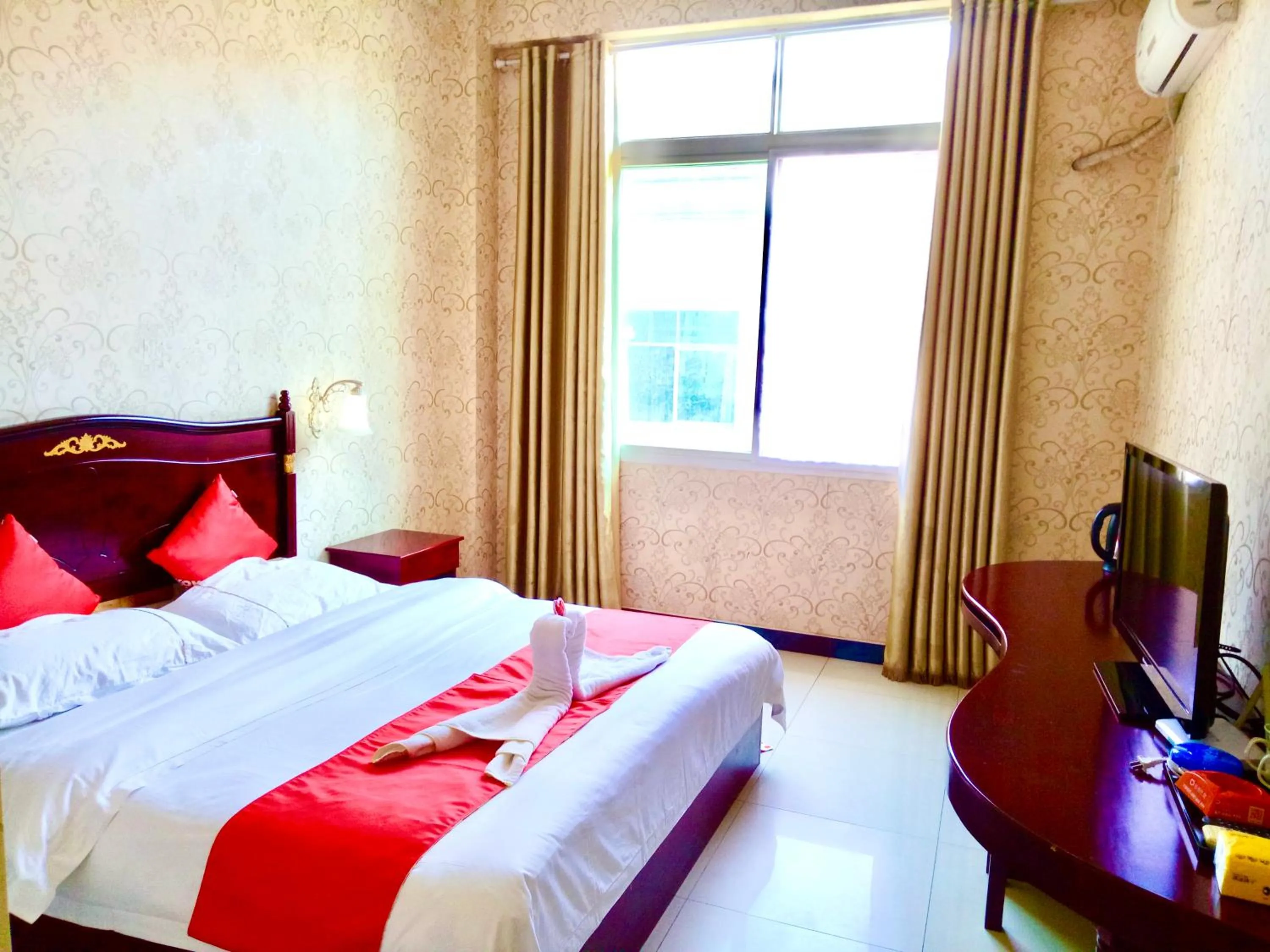 Bed in XiShuangBanNa International Aerial Garden South of Mekong River Business Hotel 傣江南商务酒店