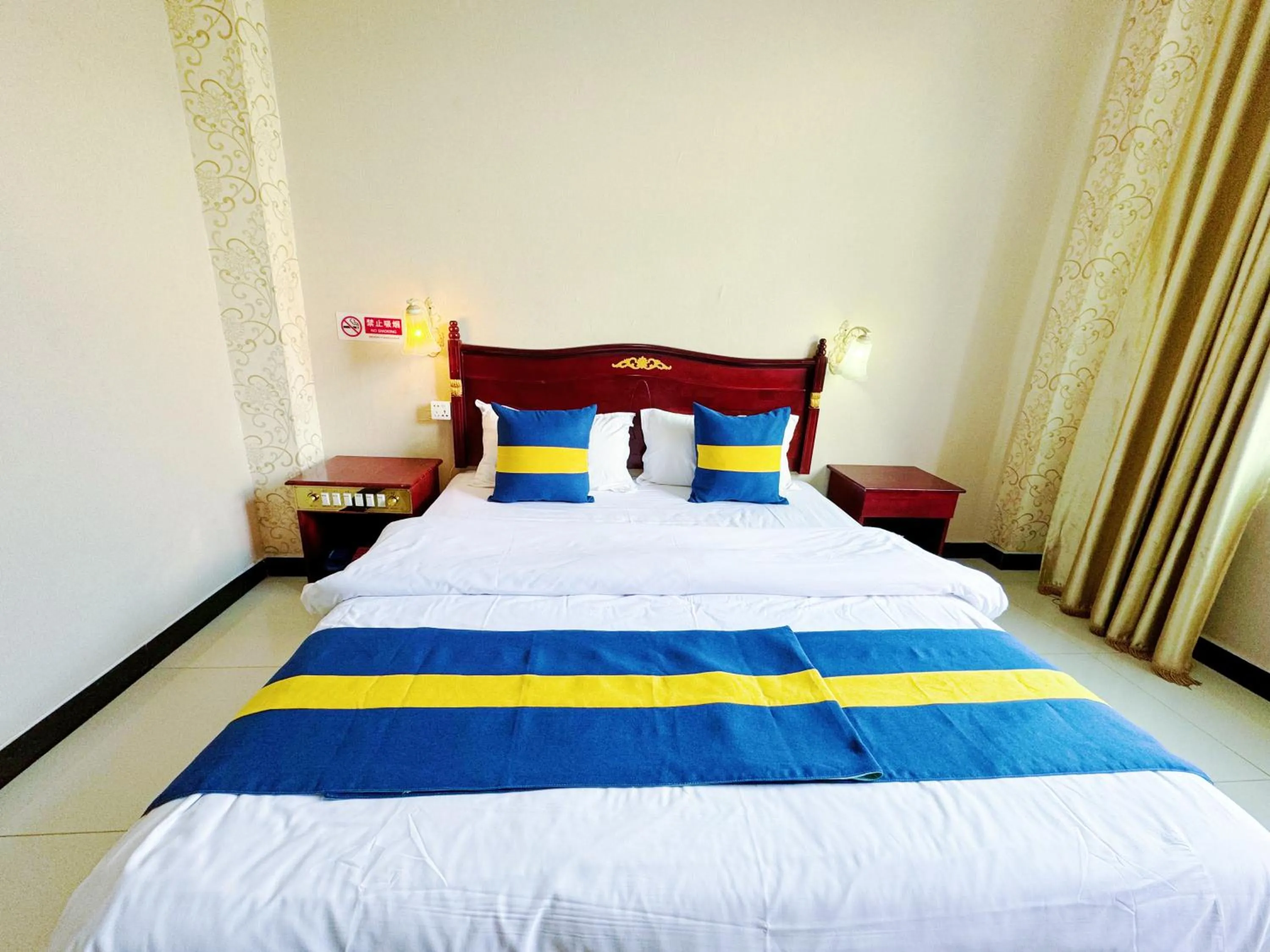 Photo of the whole room, Bed in XiShuangBanNa International Aerial Garden South of Mekong River Business Hotel 傣江南商务酒店