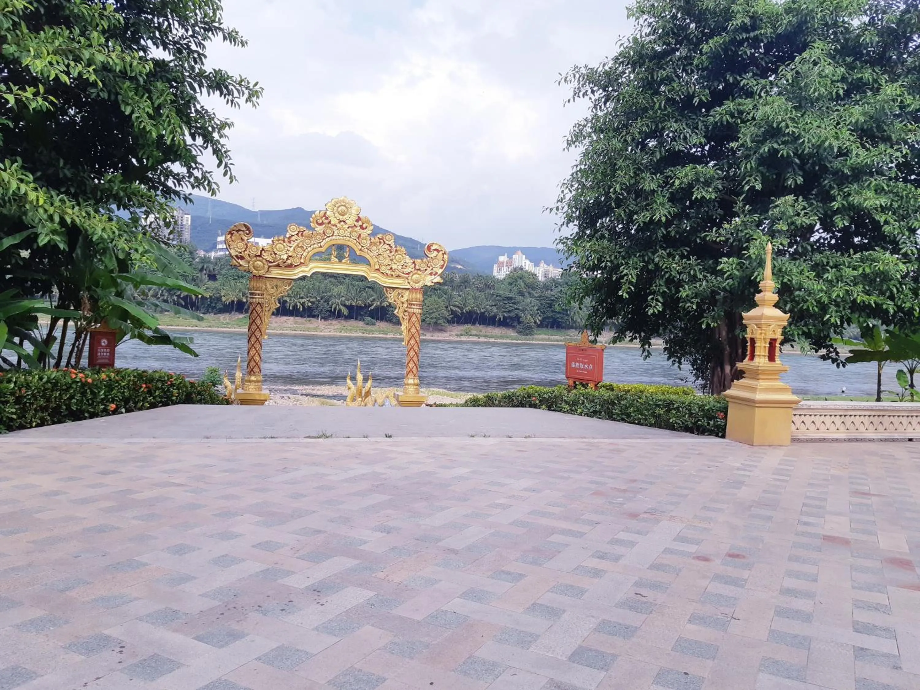 Nearby landmark in XiShuangBanNa International Aerial Garden South of Mekong River Business Hotel 傣江南商务酒店