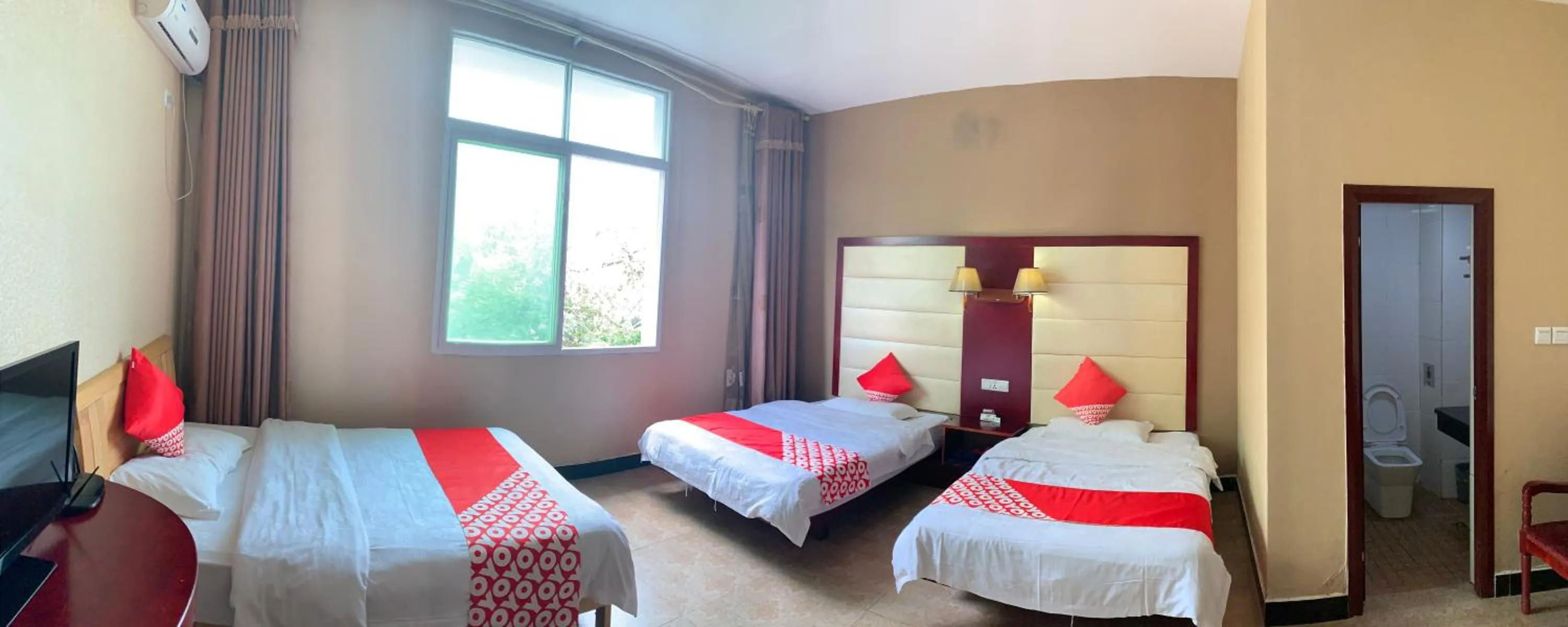 Photo of the whole room, Bed in XiShuangBanNa International Aerial Garden South of Mekong River Business Hotel 傣江南商务酒店