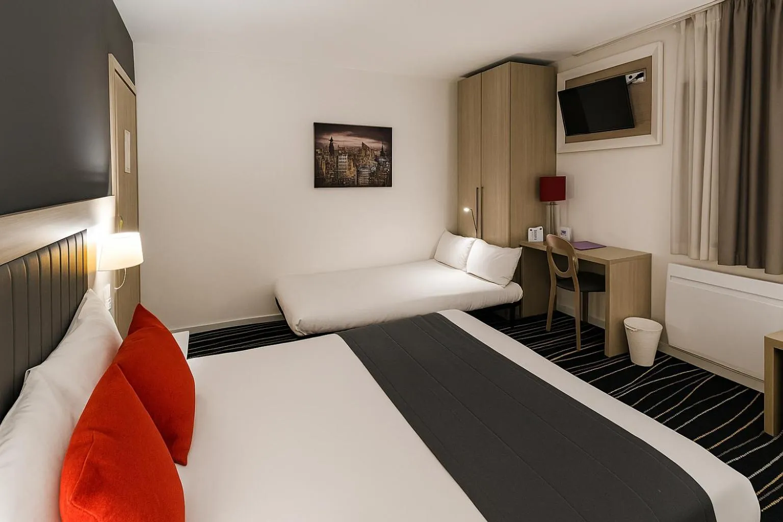 Bed in The Originals City, Marne-la-Vallée Est, Meaux ,GLASSY HOTEL