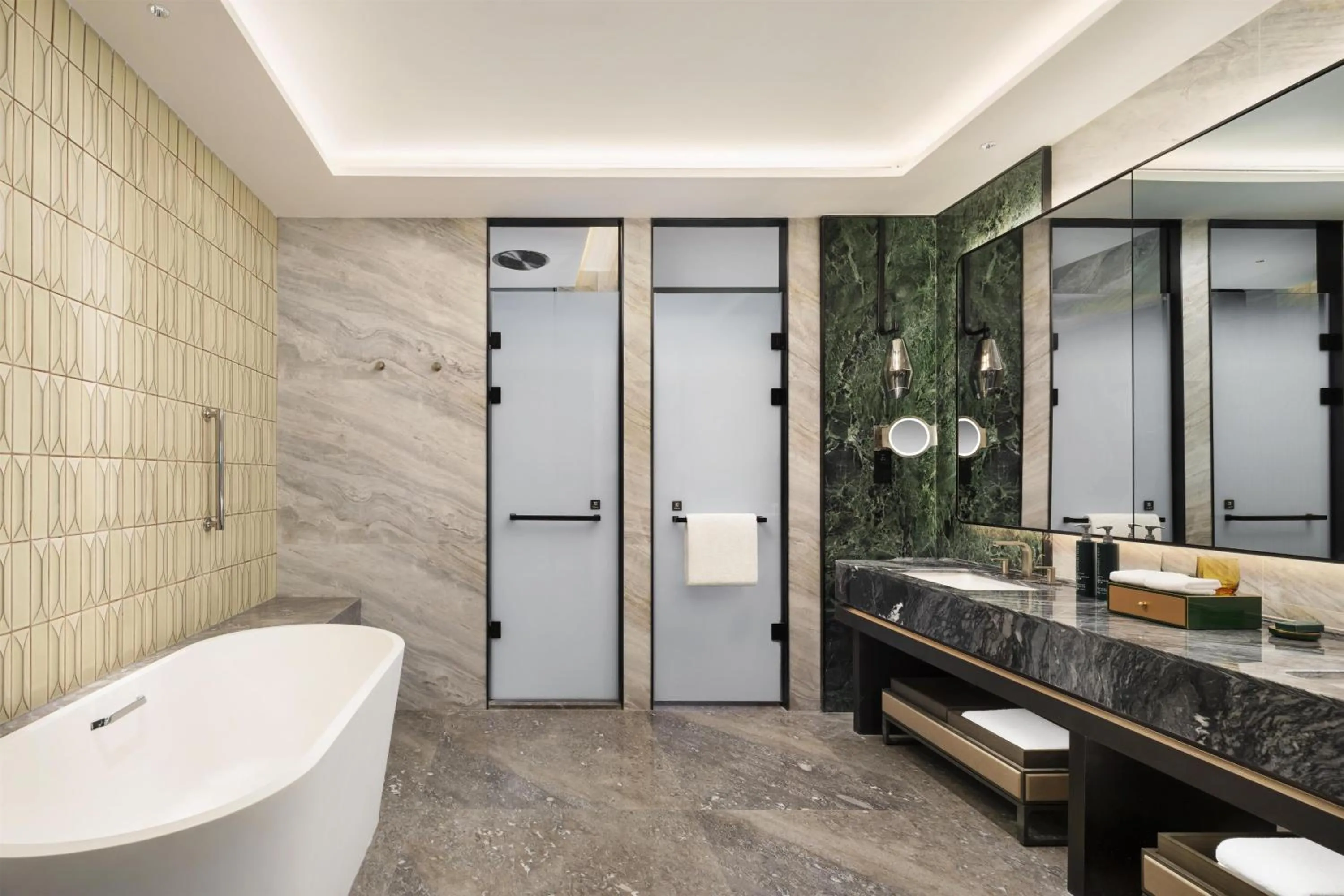 Bathroom in Doubletree By Hilton Zhengzhou Airport Aerotropolis