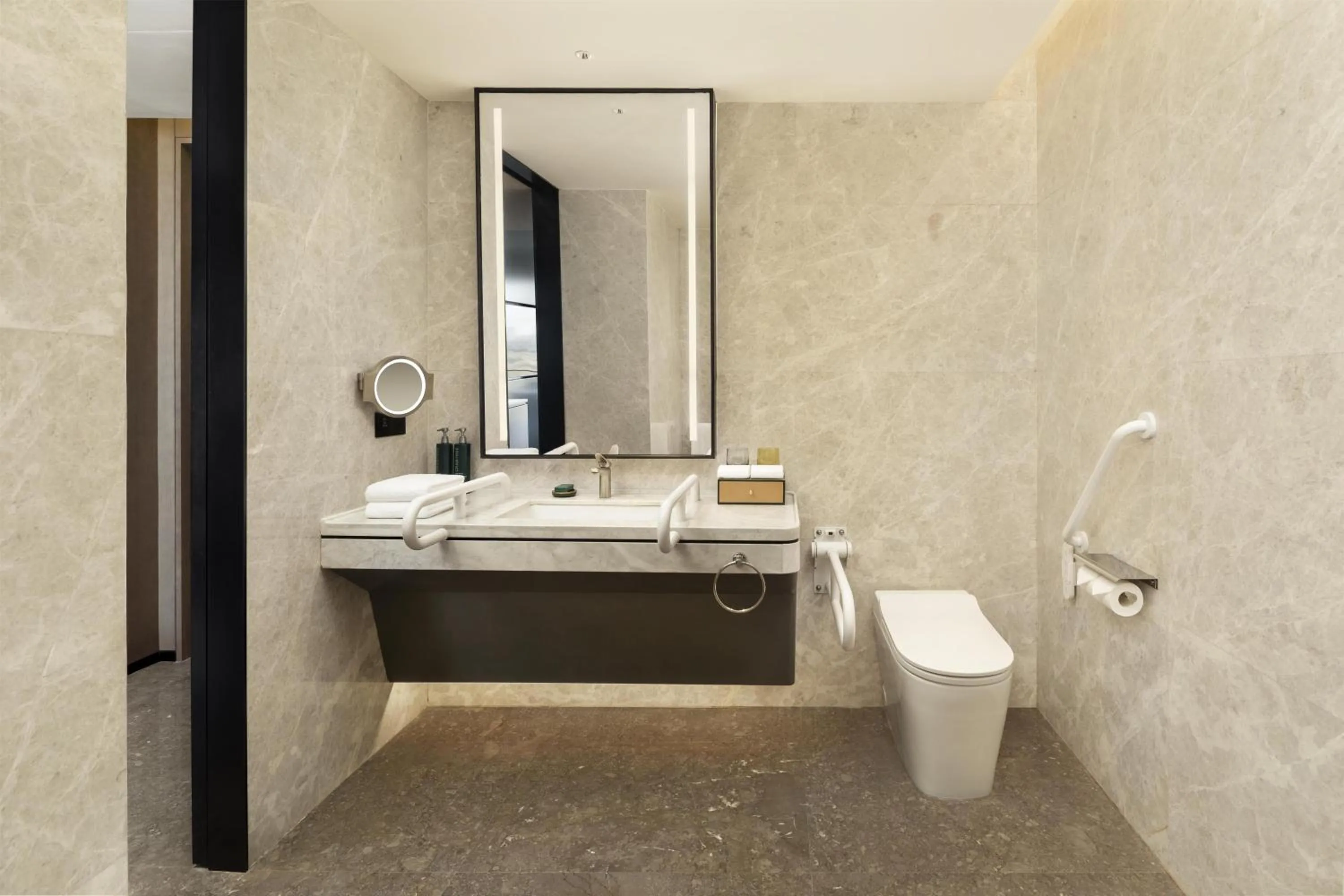 Bathroom in Doubletree By Hilton Zhengzhou Airport Aerotropolis