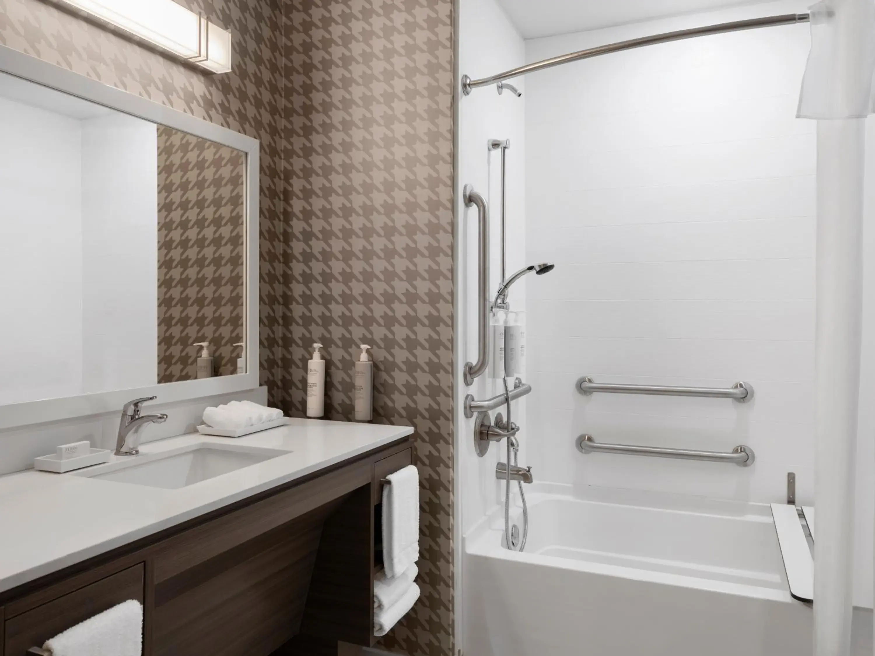 King Room with Bath Tub - Mobility and Hearing Access in Tru By Hilton Norwalk Des Moines King Room with Bath Tub - Mobility and Hearing Access in Tru By Hilton Norwalk Des Moines