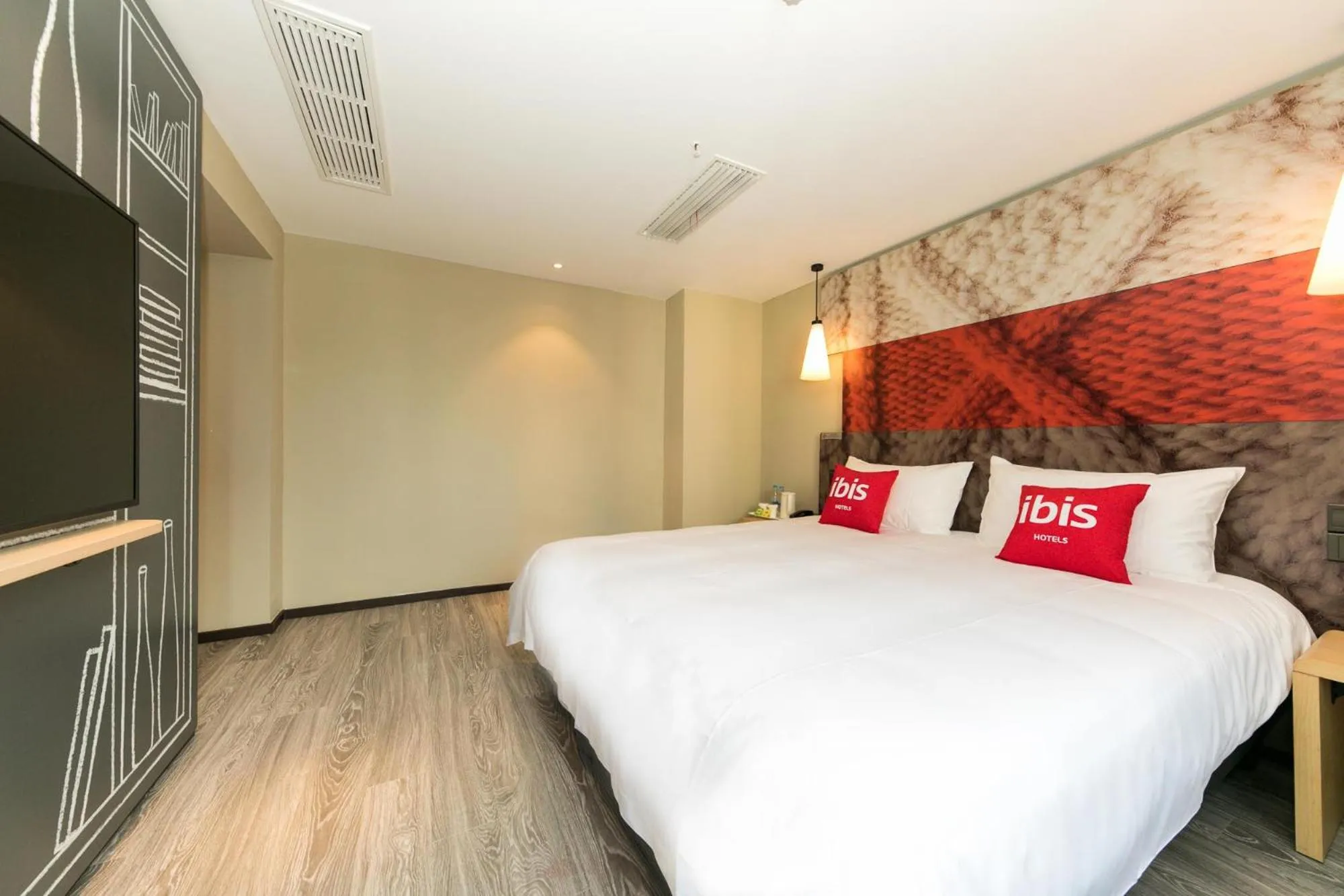 Photo of the whole room, Bed in Ibis Shanghai Caohejing Hongcao Road