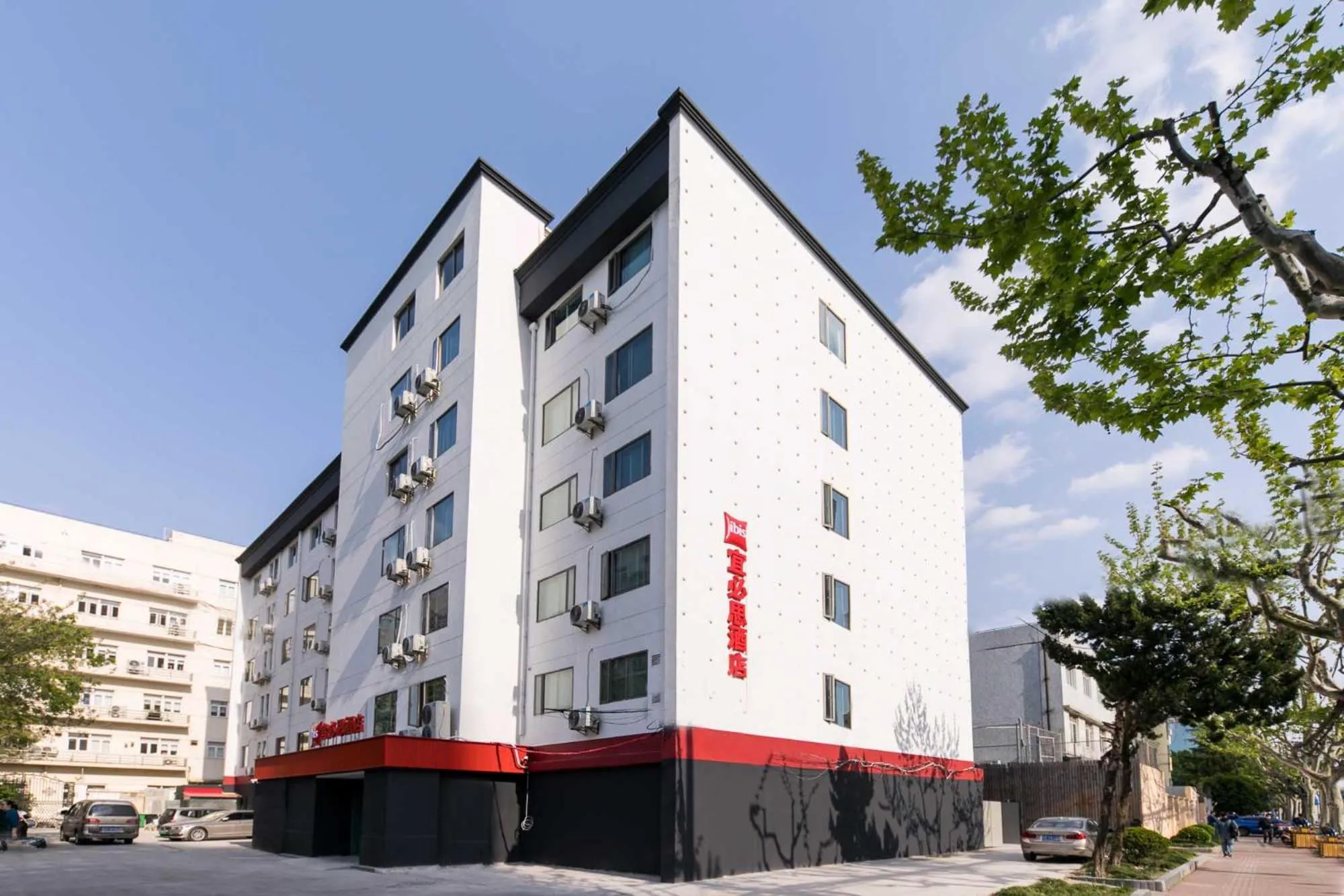 Property building in Ibis Shanghai Caohejing Hongcao Road