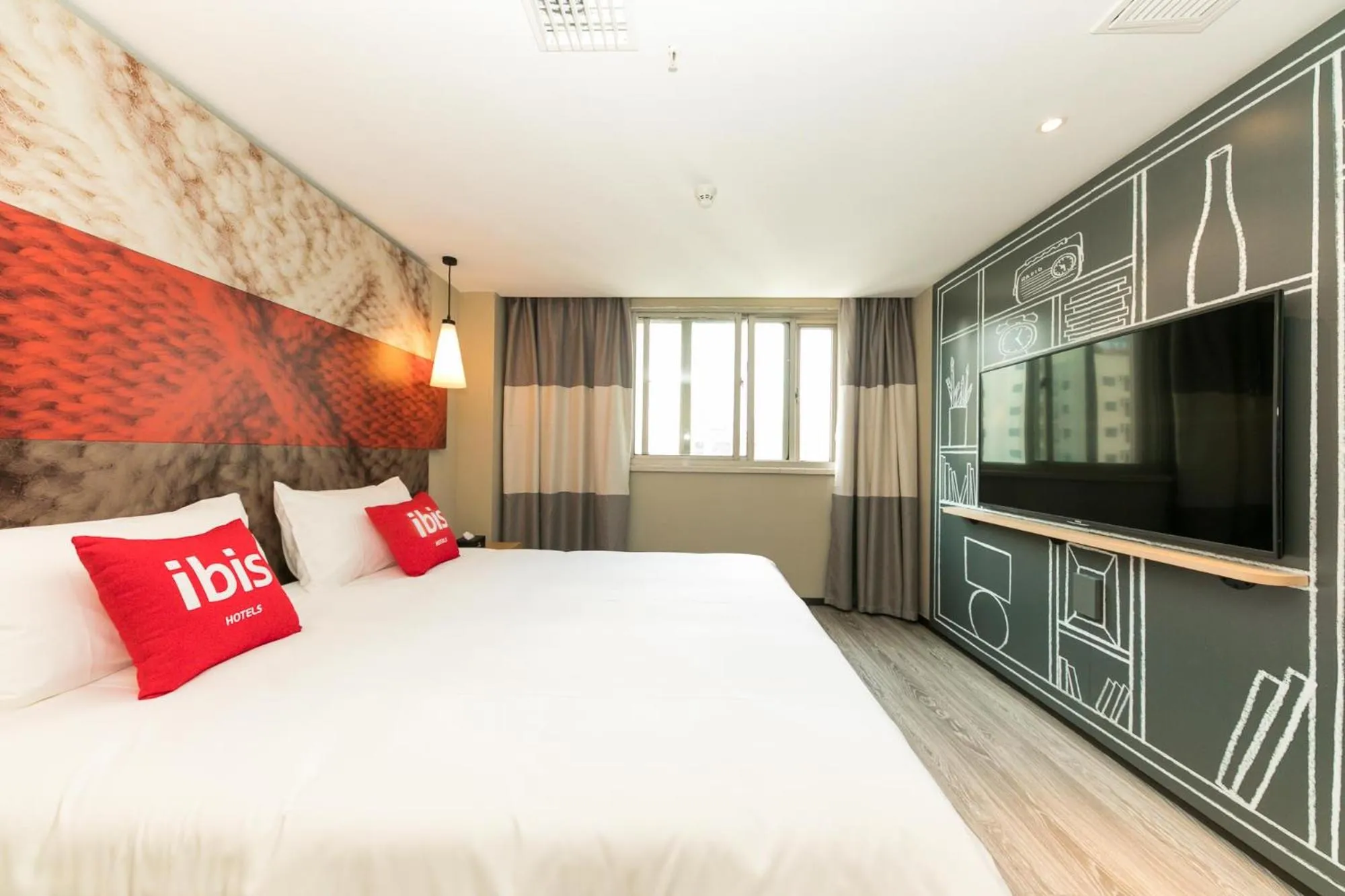 Photo of the whole room, Bed in Ibis Shanghai Caohejing Hongcao Road