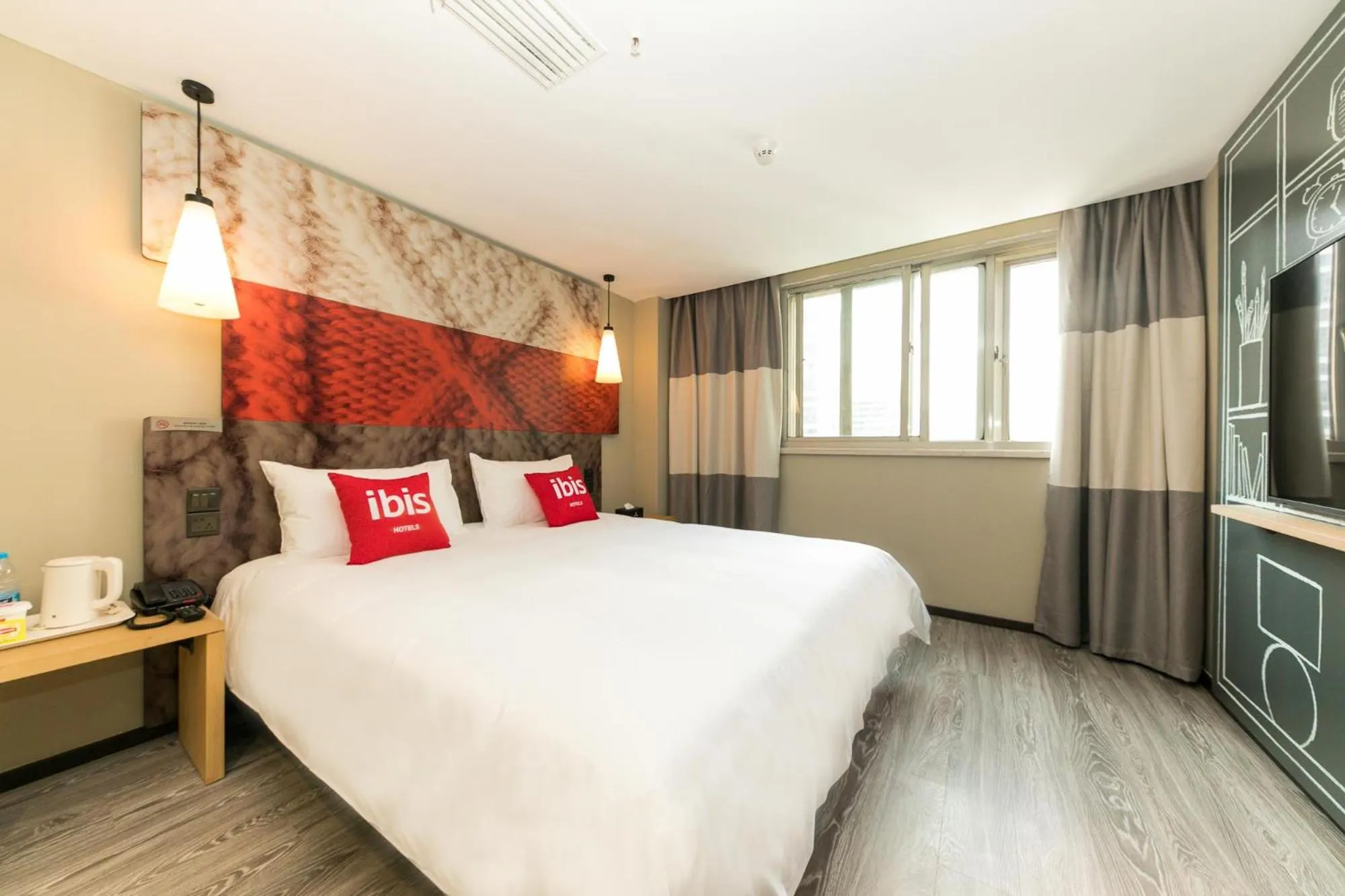 Photo of the whole room, Bed in Ibis Shanghai Caohejing Hongcao Road