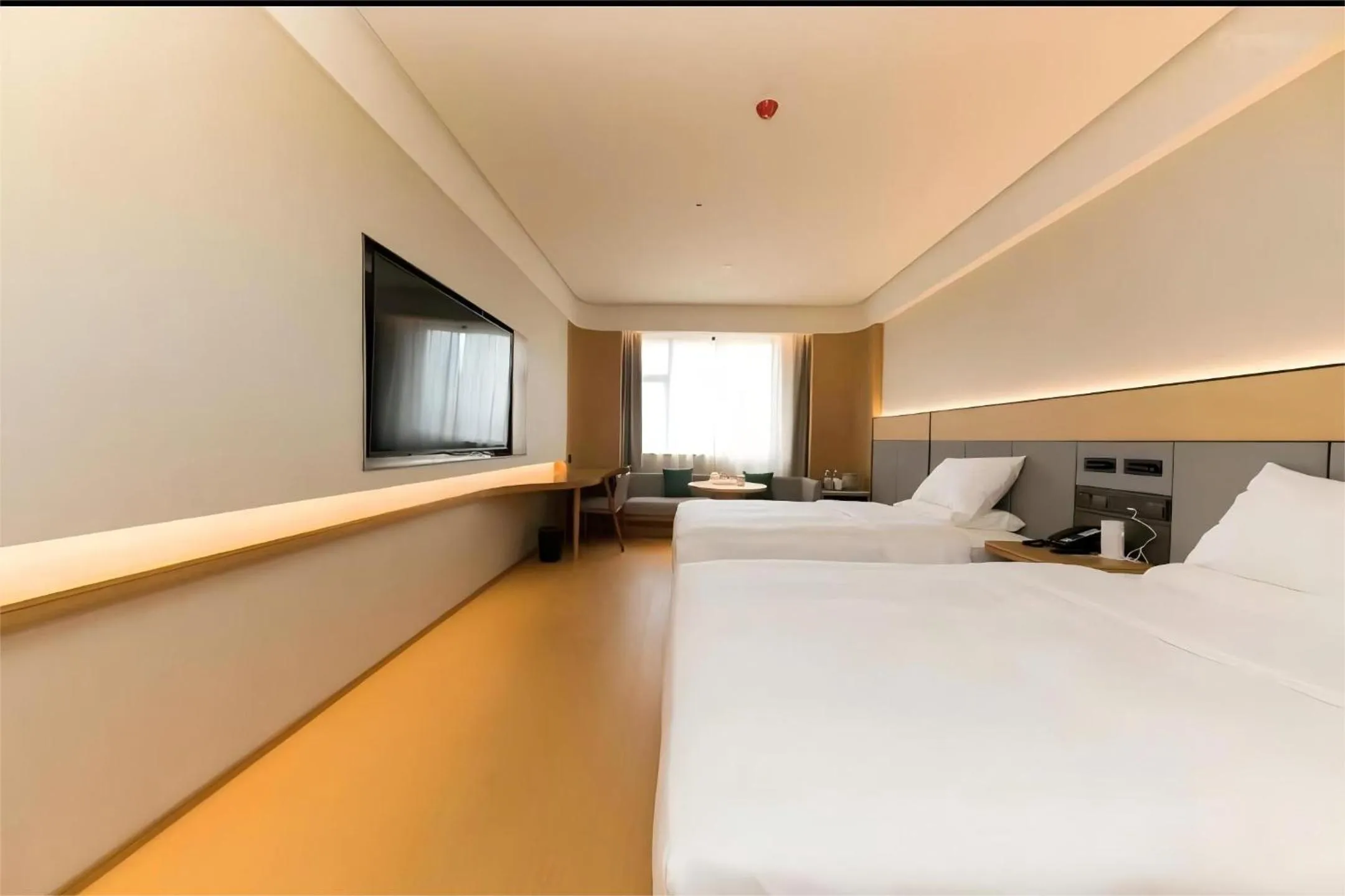 Photo of the whole room, Bed in Parkview Nanjing Xuanwu Lake Park