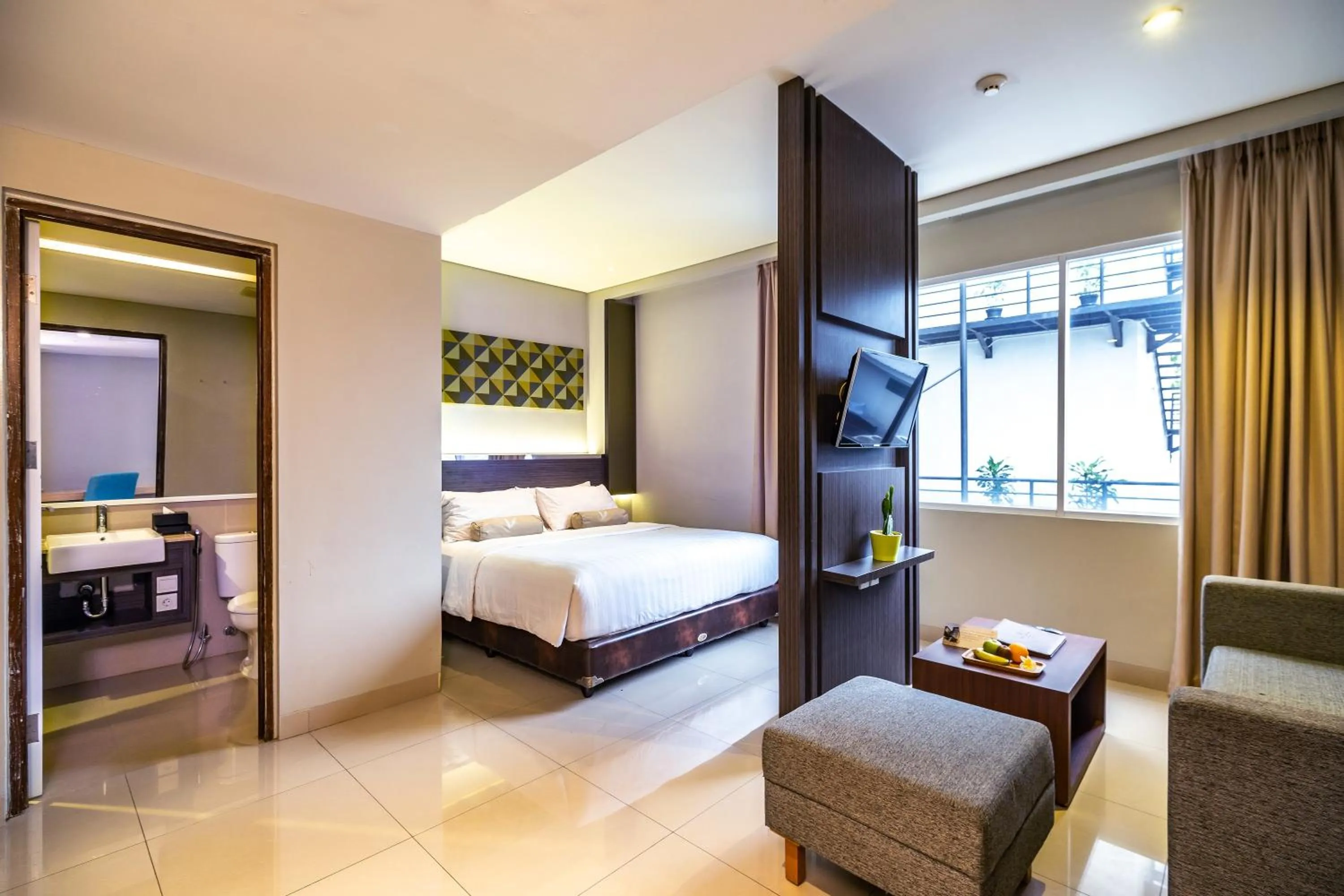 Photo of the whole room, Bed in Clove Hotel Bandung