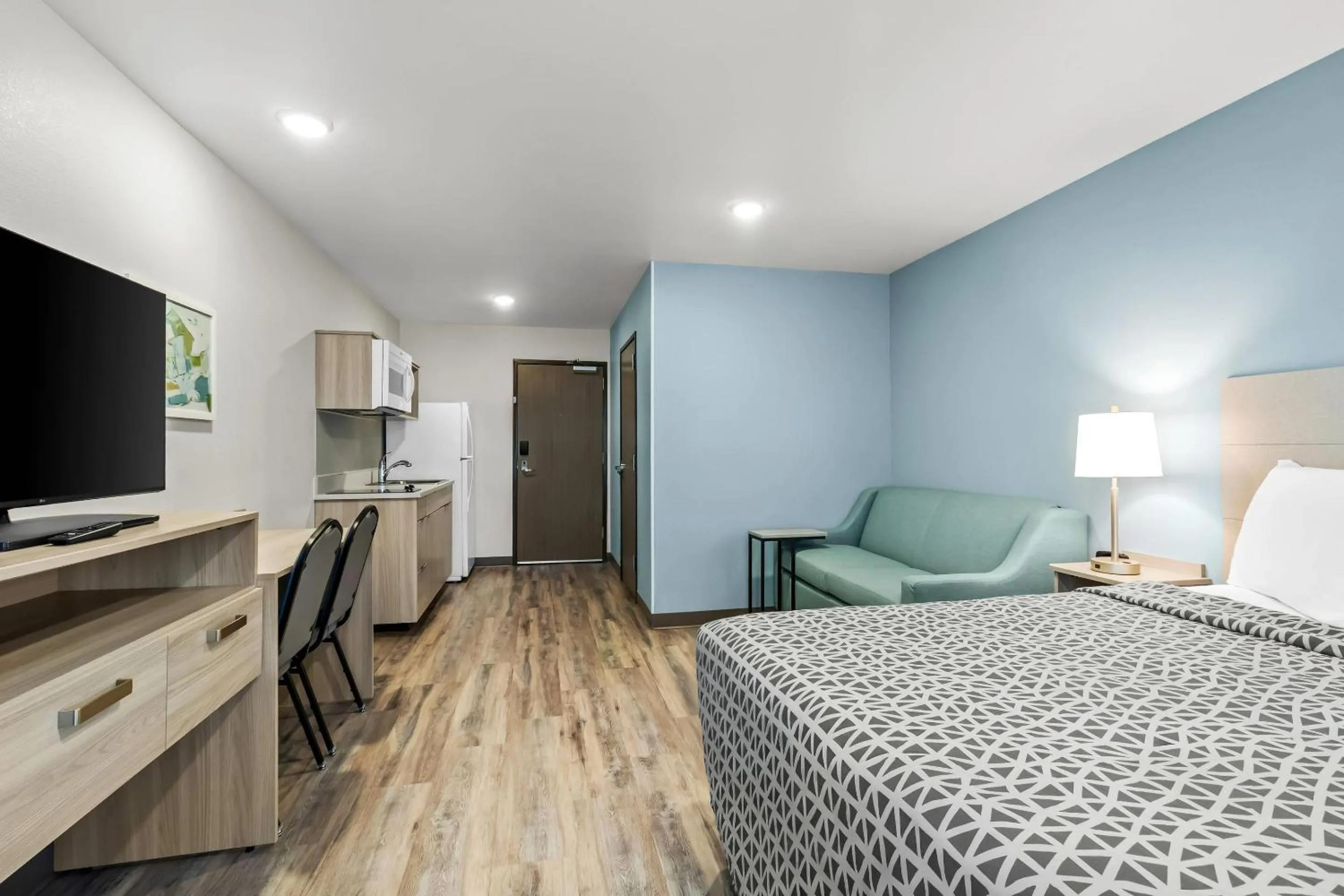 Bedroom, Bed in WoodSpring Suites Washington Meadowlands PA