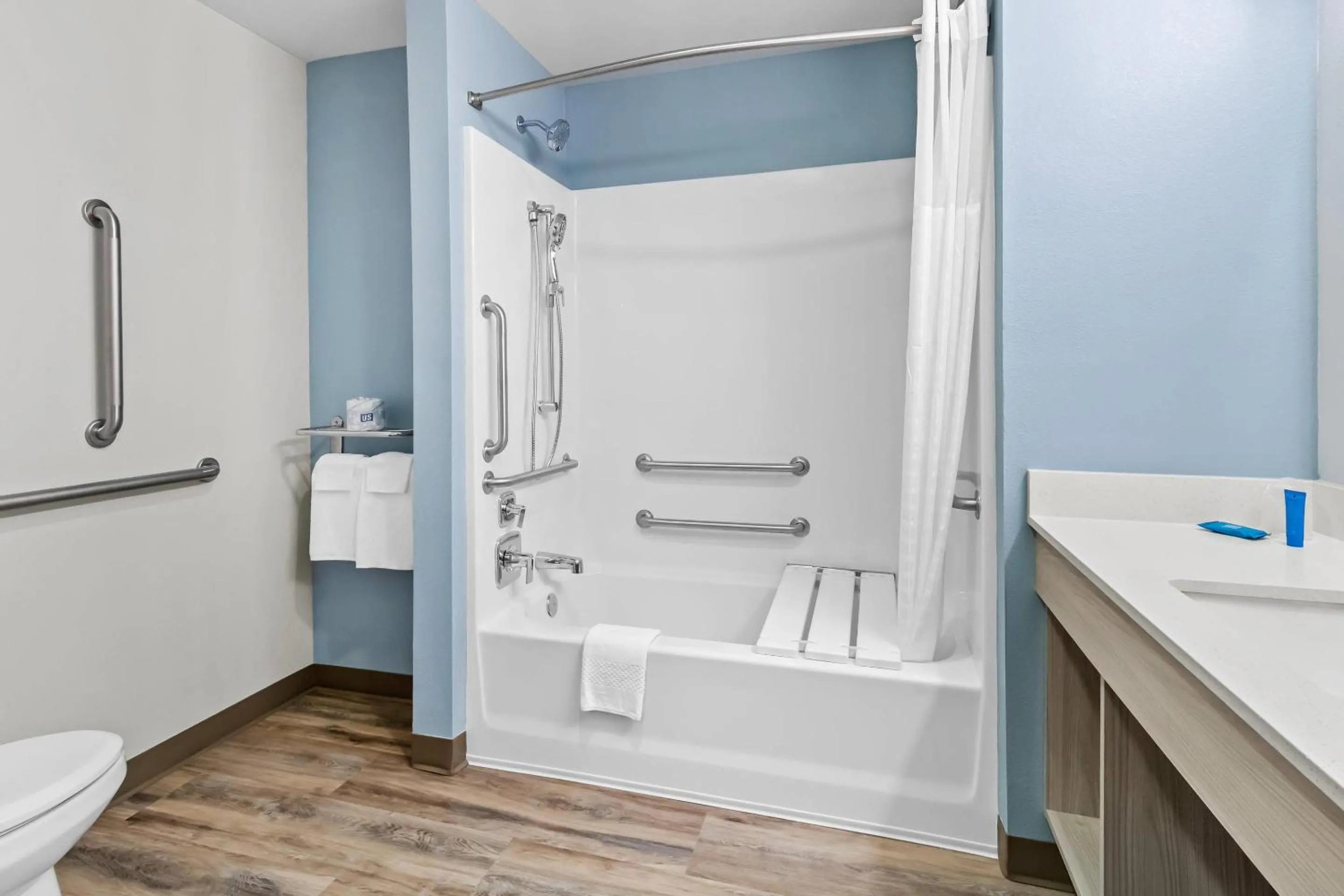Bedroom in WoodSpring Suites Washington Meadowlands PA