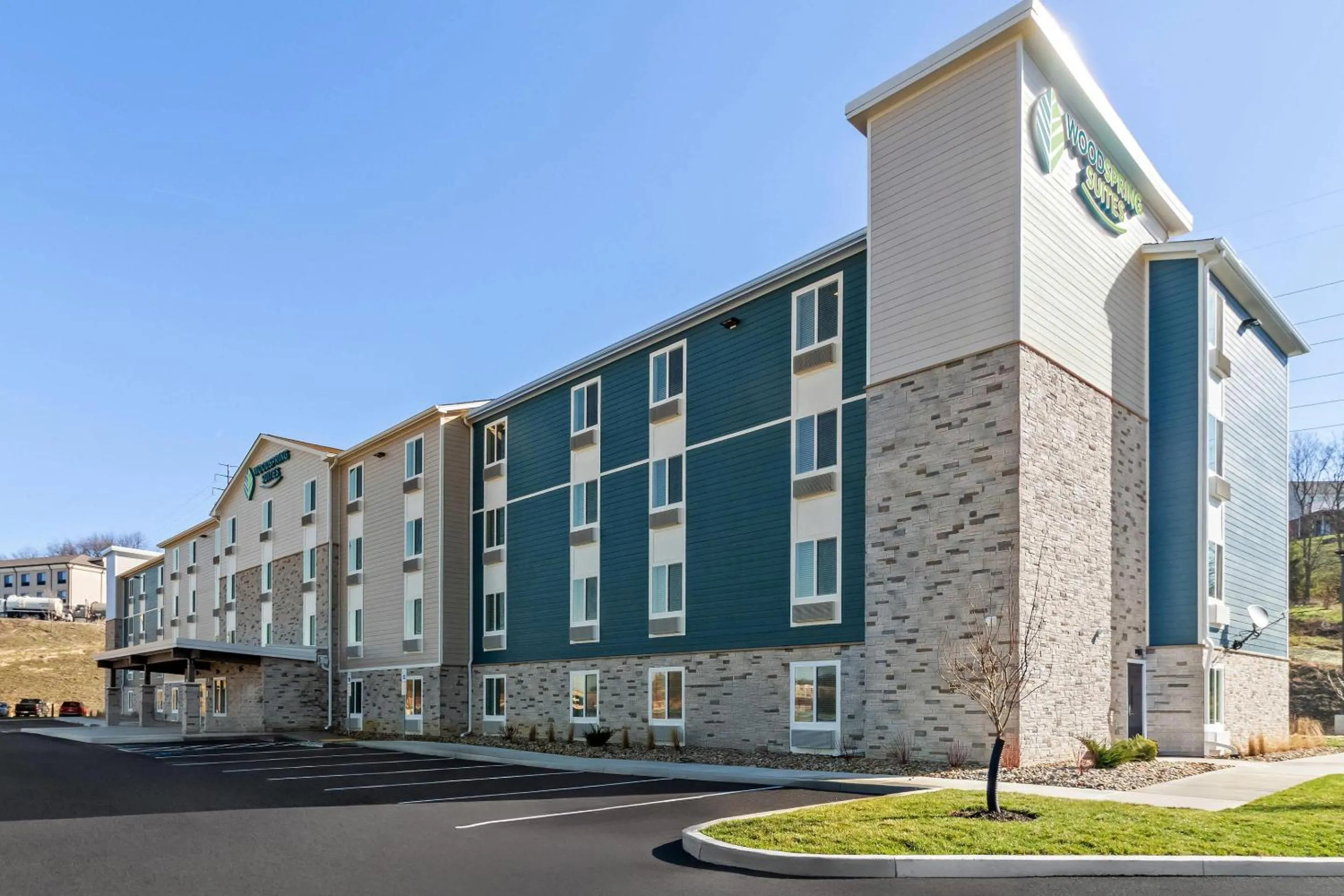 Property building in WoodSpring Suites Washington Meadowlands PA