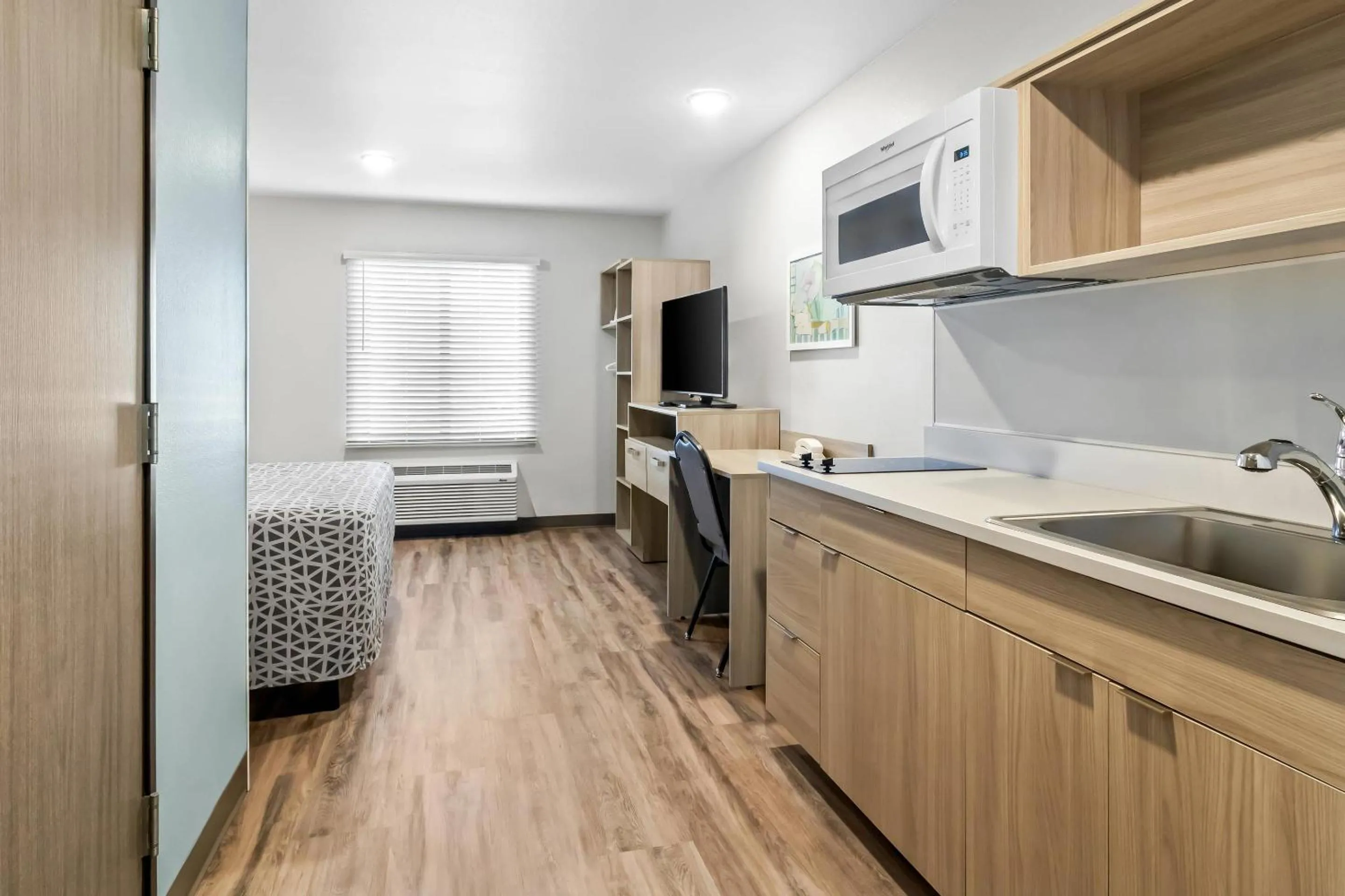 Bedroom in WoodSpring Suites Washington Meadowlands PA