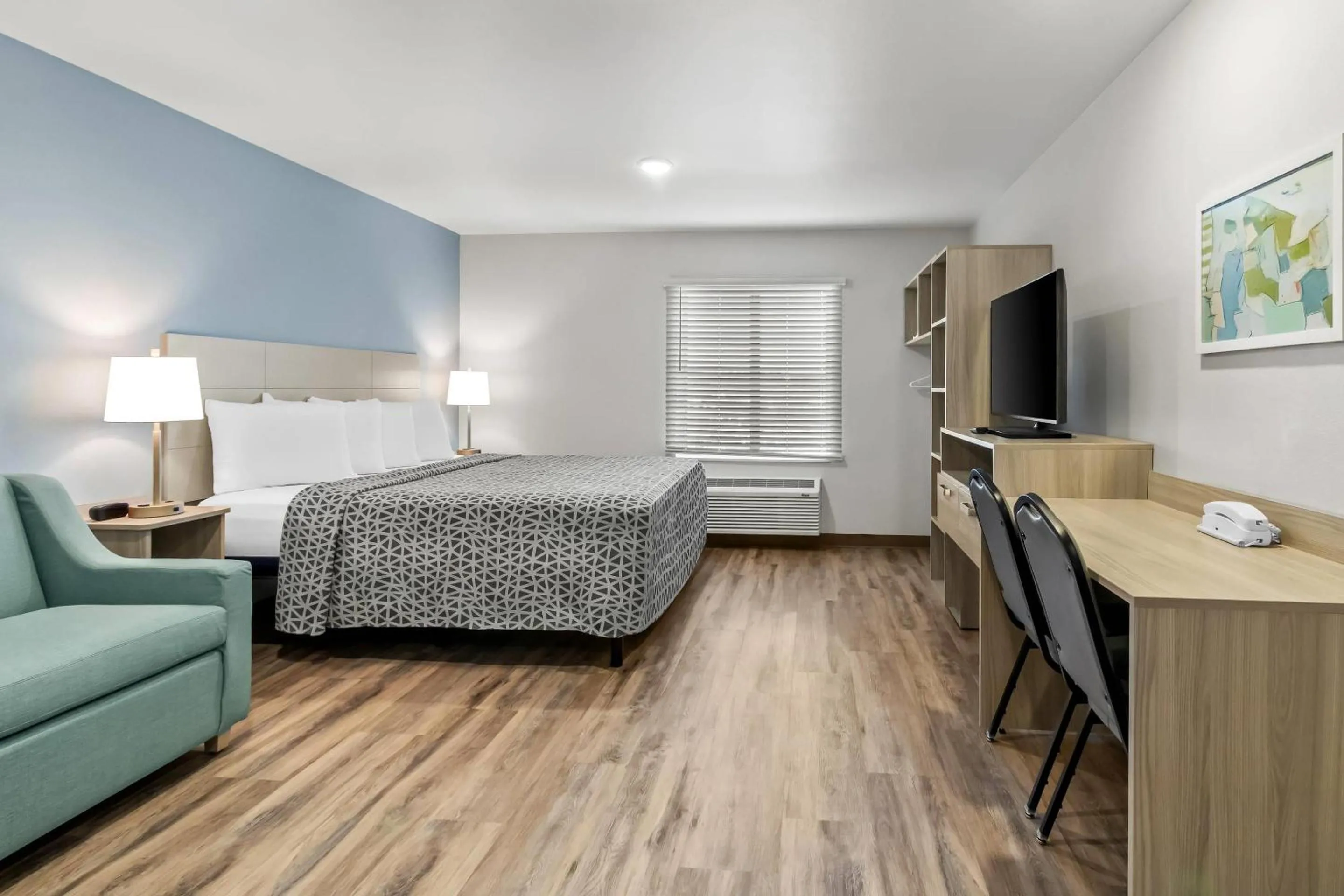 Bedroom, Bed in WoodSpring Suites Washington Meadowlands PA