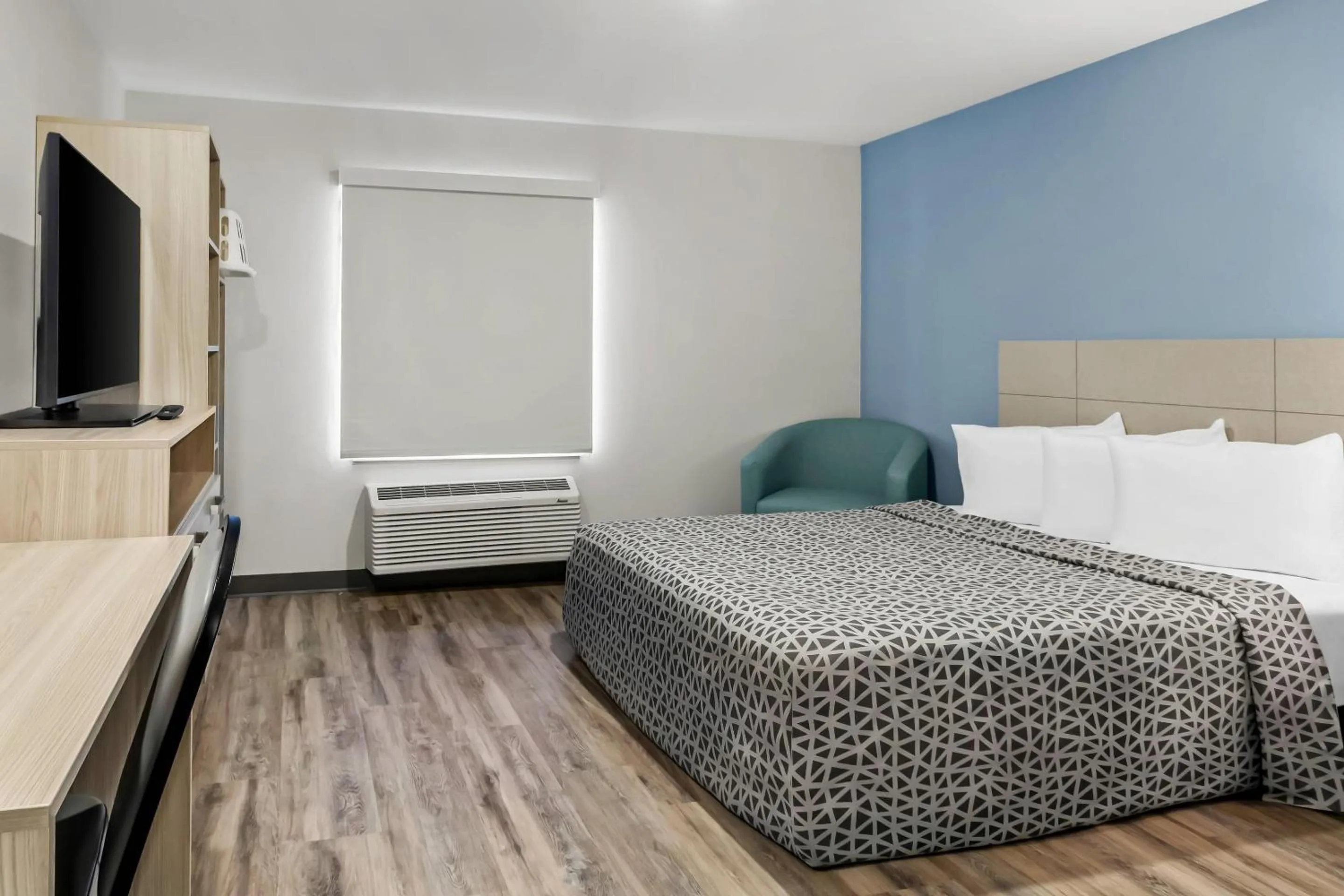 Bedroom, Bed in WoodSpring Suites Washington Meadowlands PA