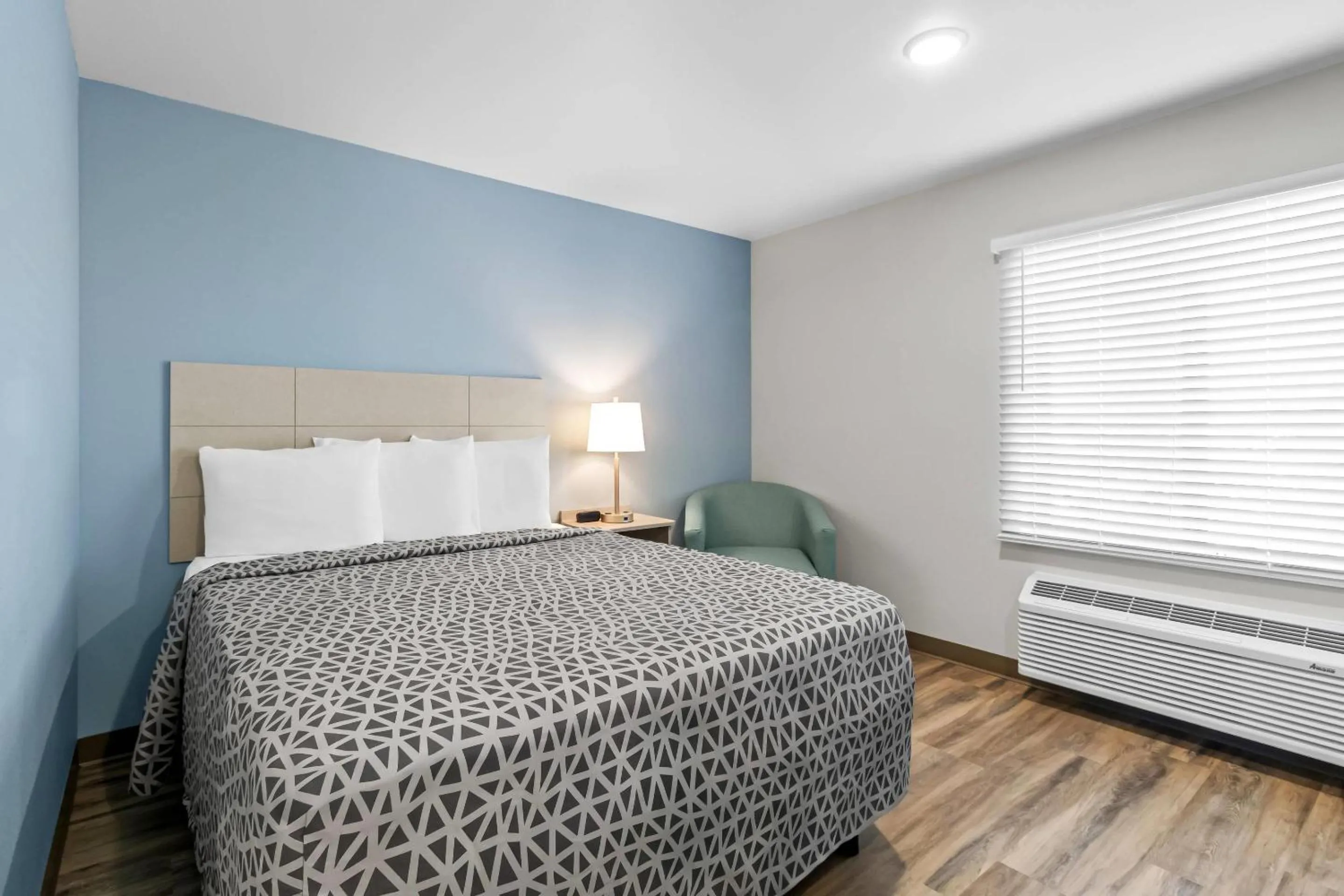 Bedroom, Bed in WoodSpring Suites Washington Meadowlands PA