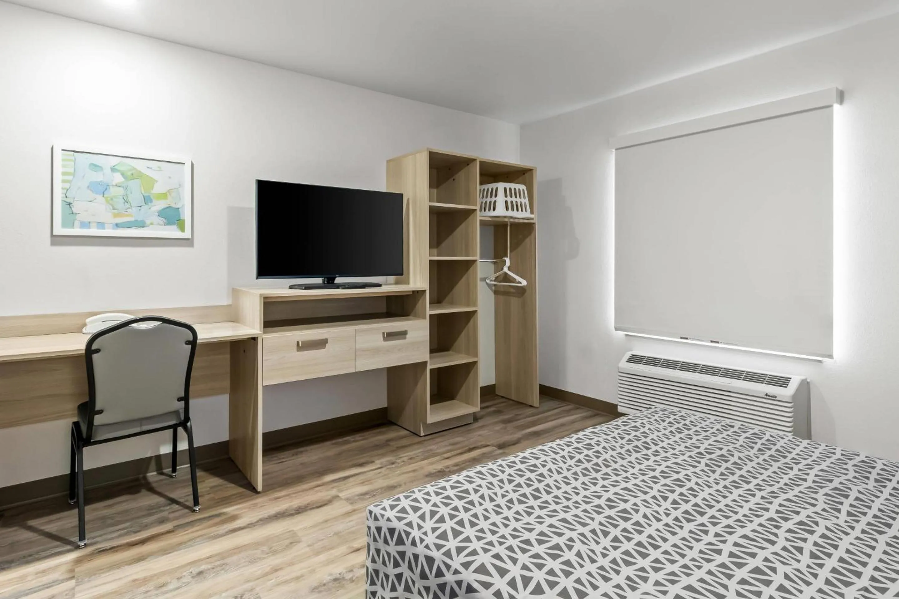 Bedroom, Bed in WoodSpring Suites Washington Meadowlands PA