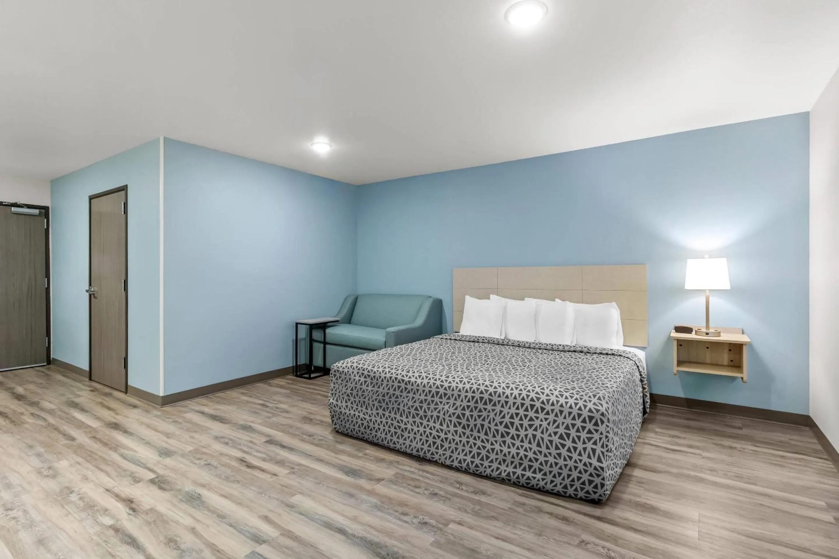 Bedroom, Bed in WoodSpring Suites Washington Meadowlands PA