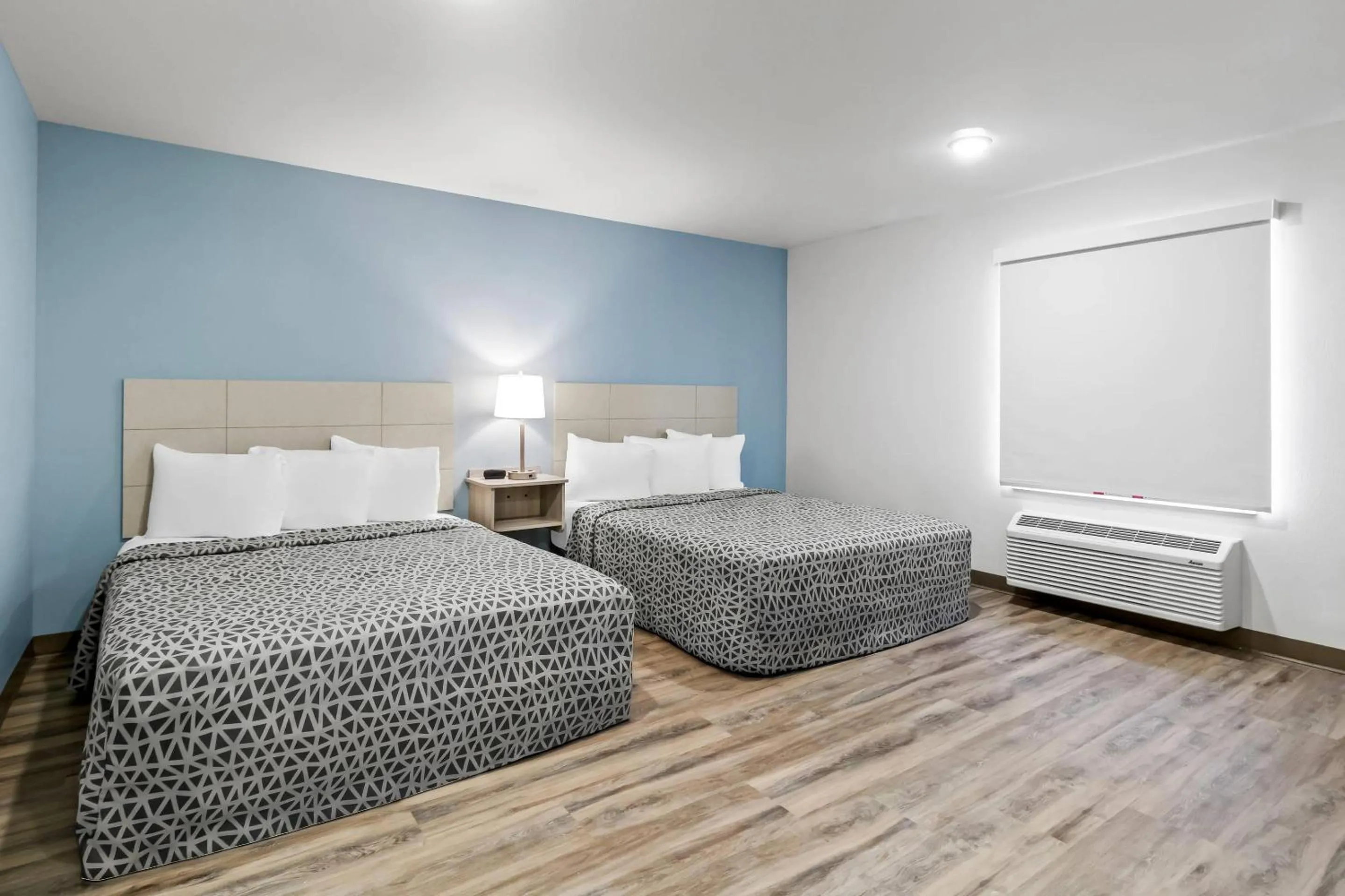 Bedroom, Bed in WoodSpring Suites Washington Meadowlands PA