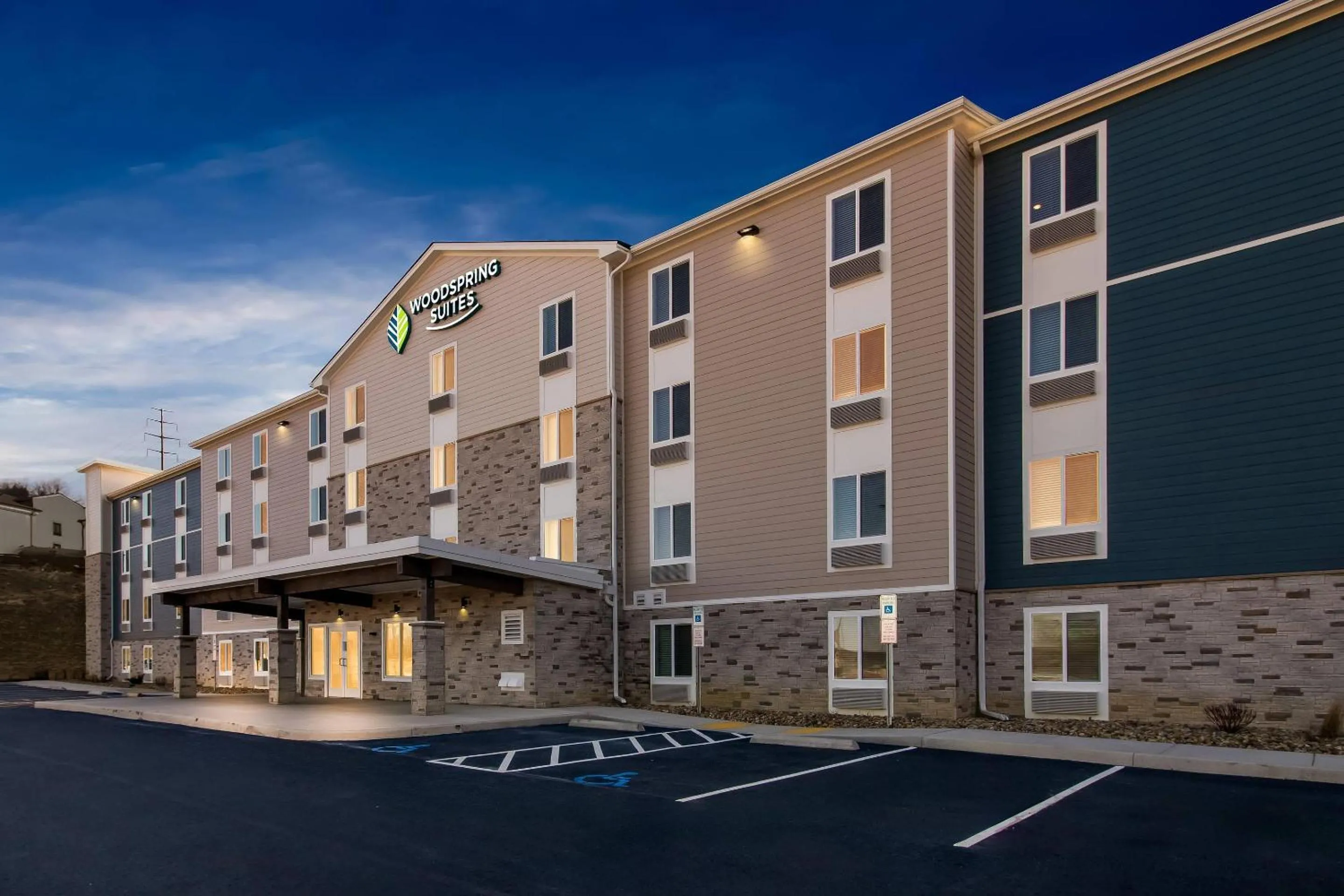 Property building in WoodSpring Suites Washington Meadowlands PA