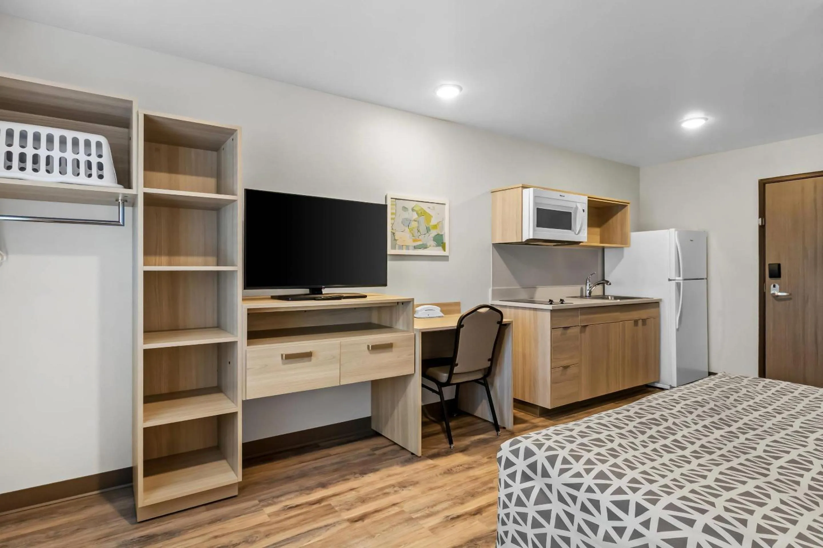 Bedroom, Bed in WoodSpring Suites Washington Meadowlands PA