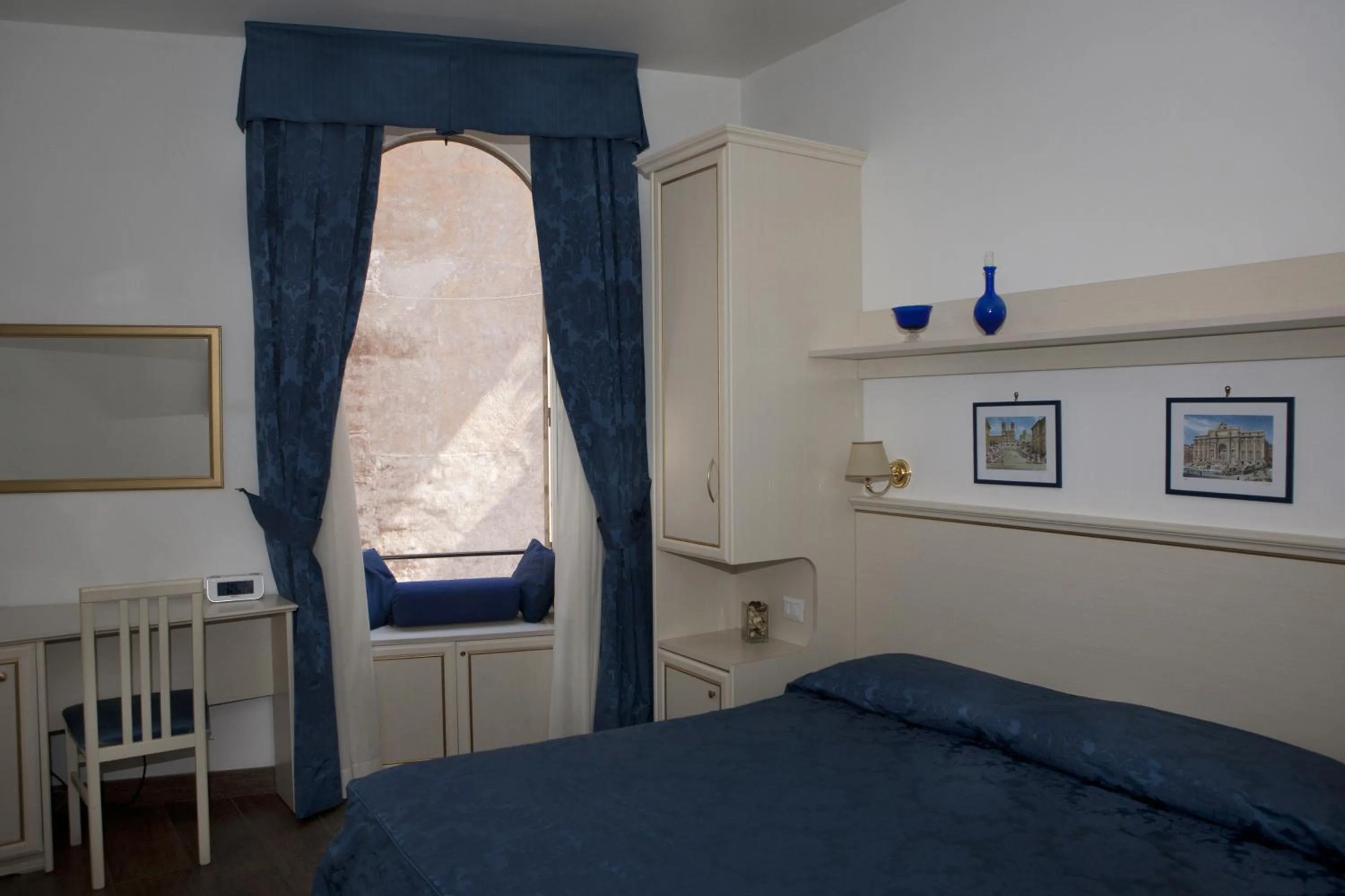 Bed in Best Suites Pantheon