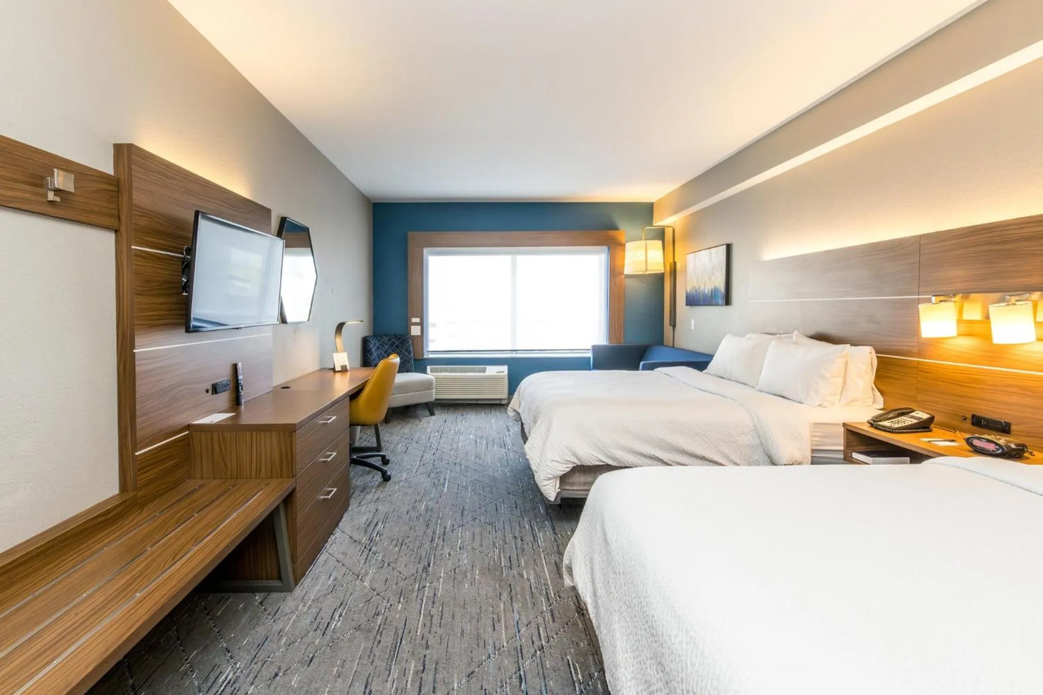 Photo of the whole room, Bed in Holiday Inn Express & Suites Downtown Louisville by IHG