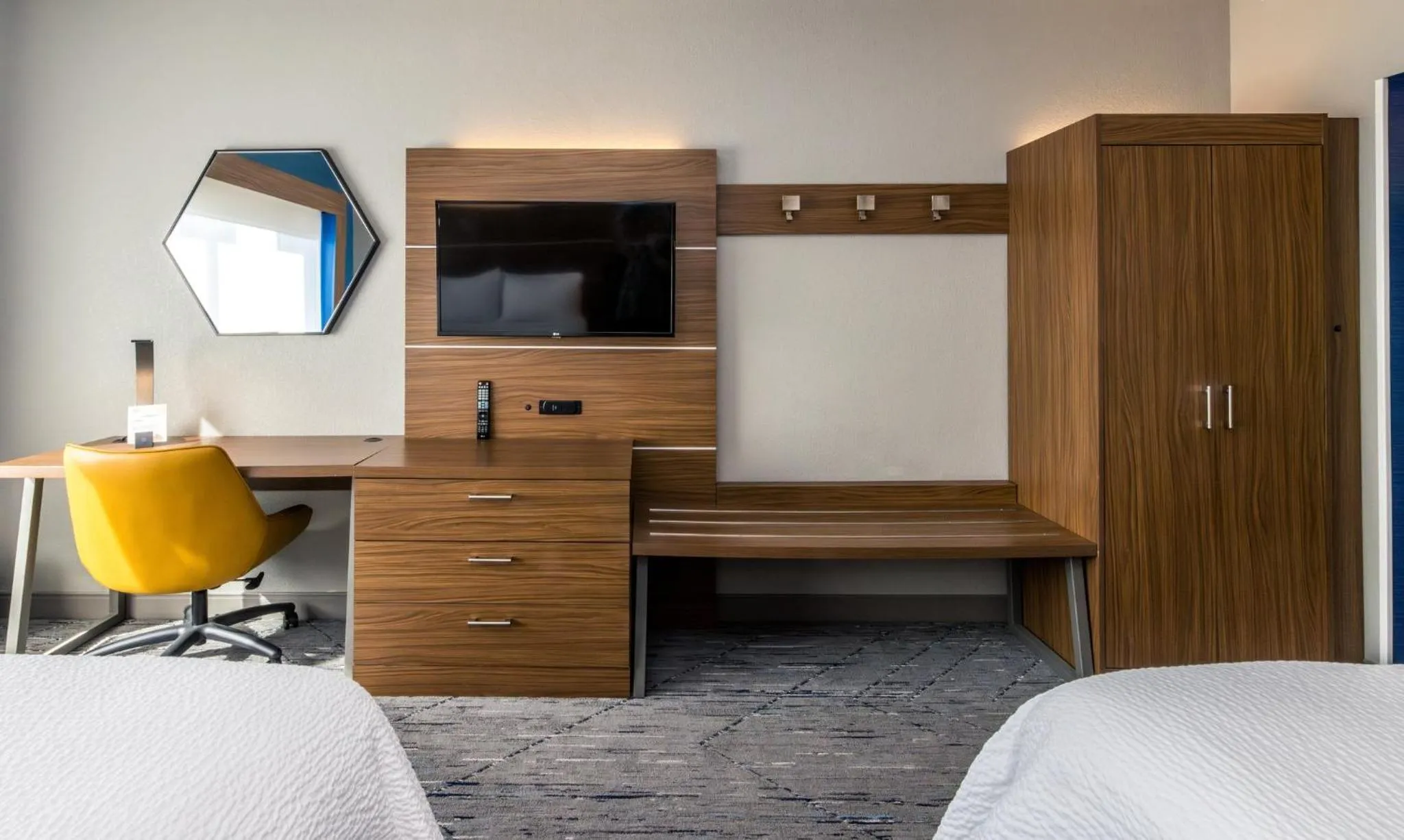 Photo of the whole room, Bed in Holiday Inn Express & Suites Downtown Louisville by IHG