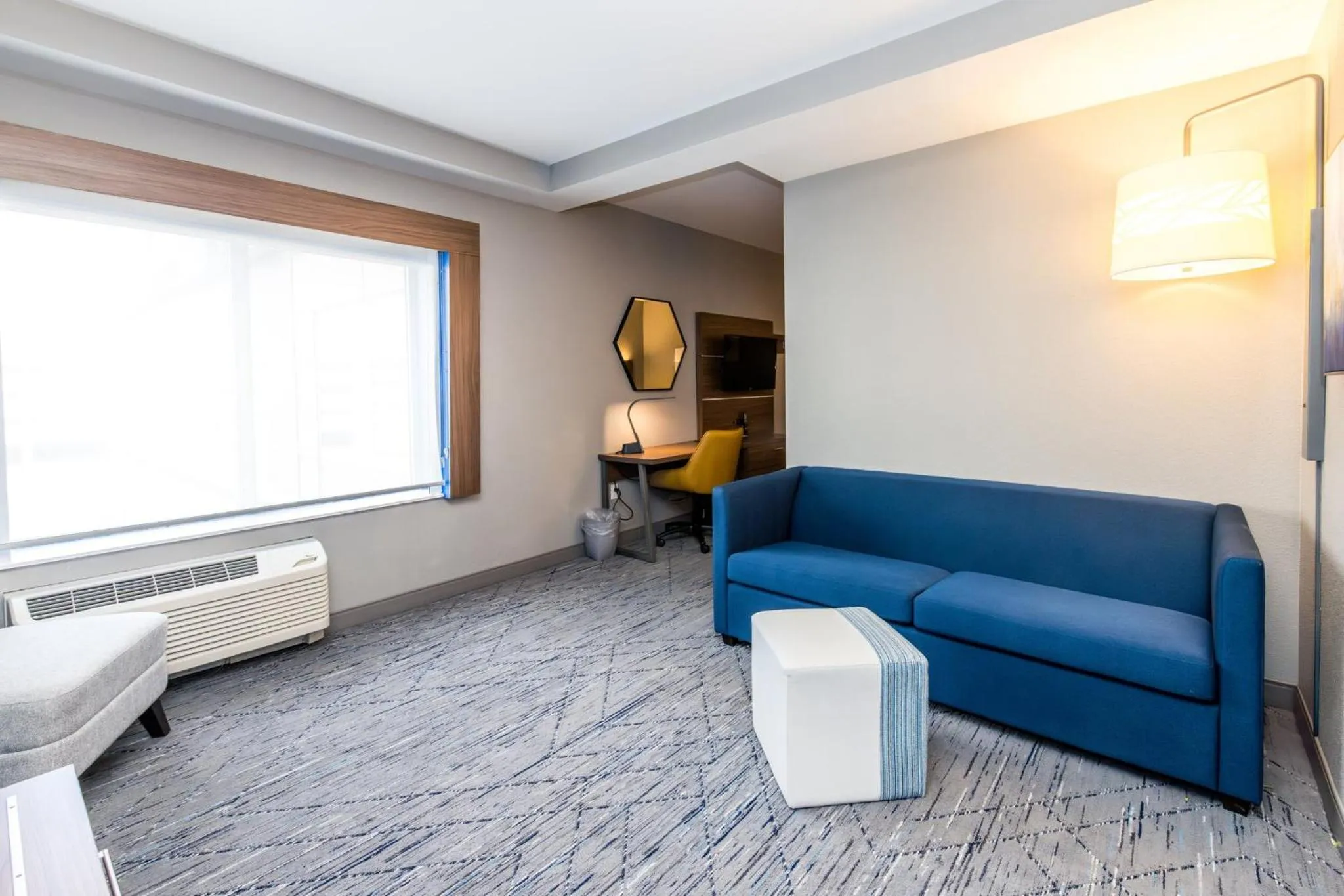 Bedroom in Holiday Inn Express & Suites Downtown Louisville by IHG