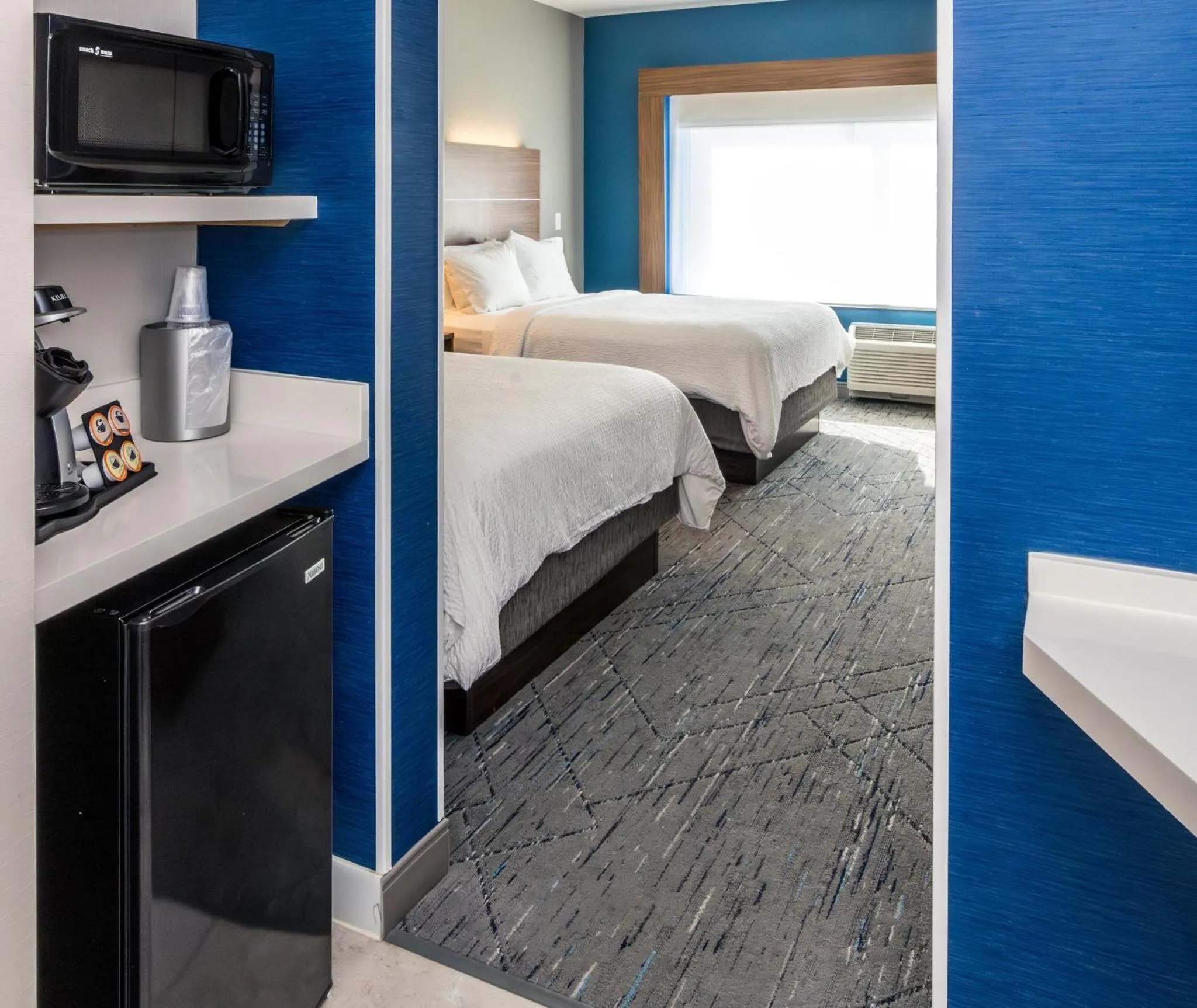 Photo of the whole room, Bed in Holiday Inn Express & Suites Downtown Louisville by IHG