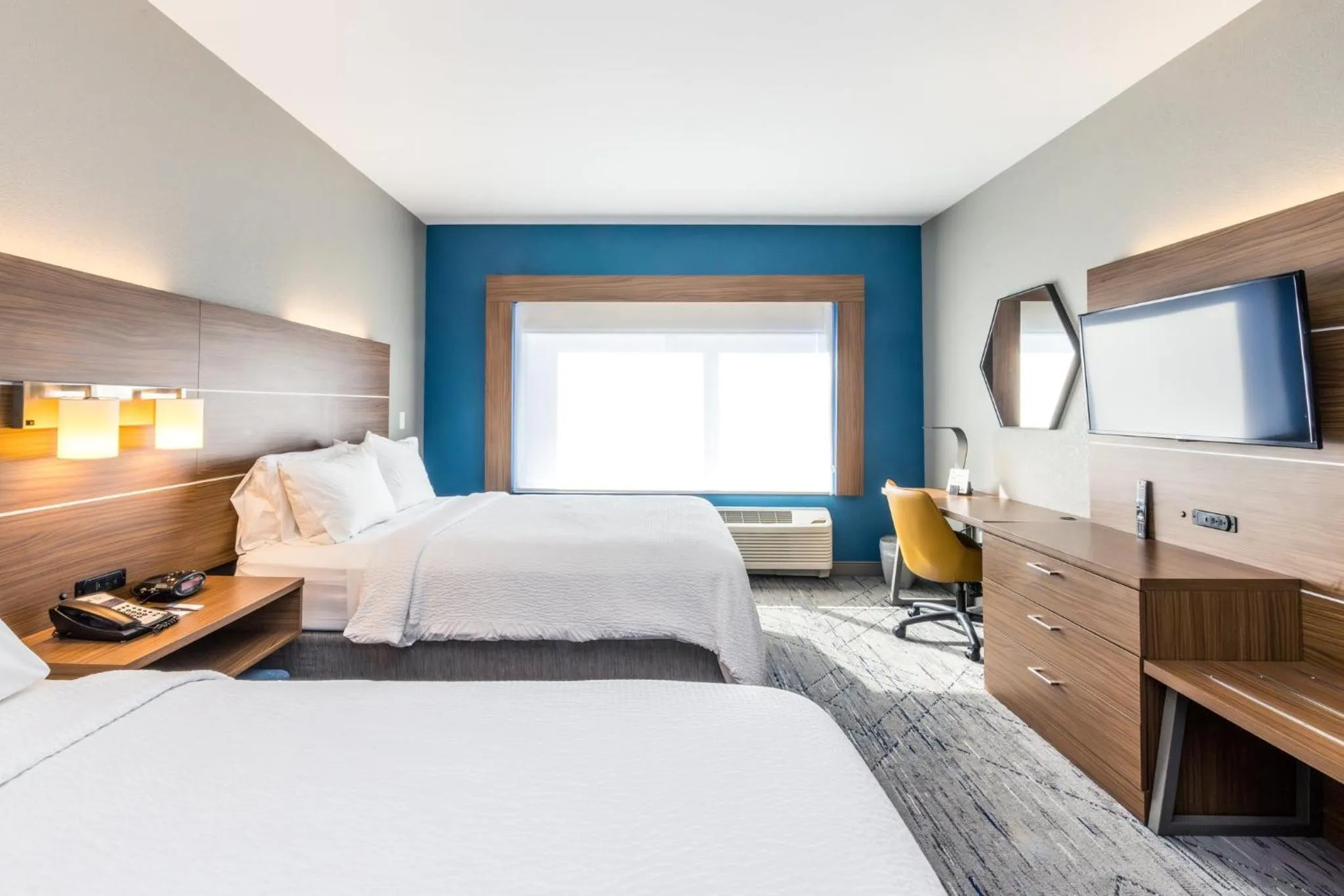 Photo of the whole room, Bed in Holiday Inn Express & Suites Downtown Louisville by IHG