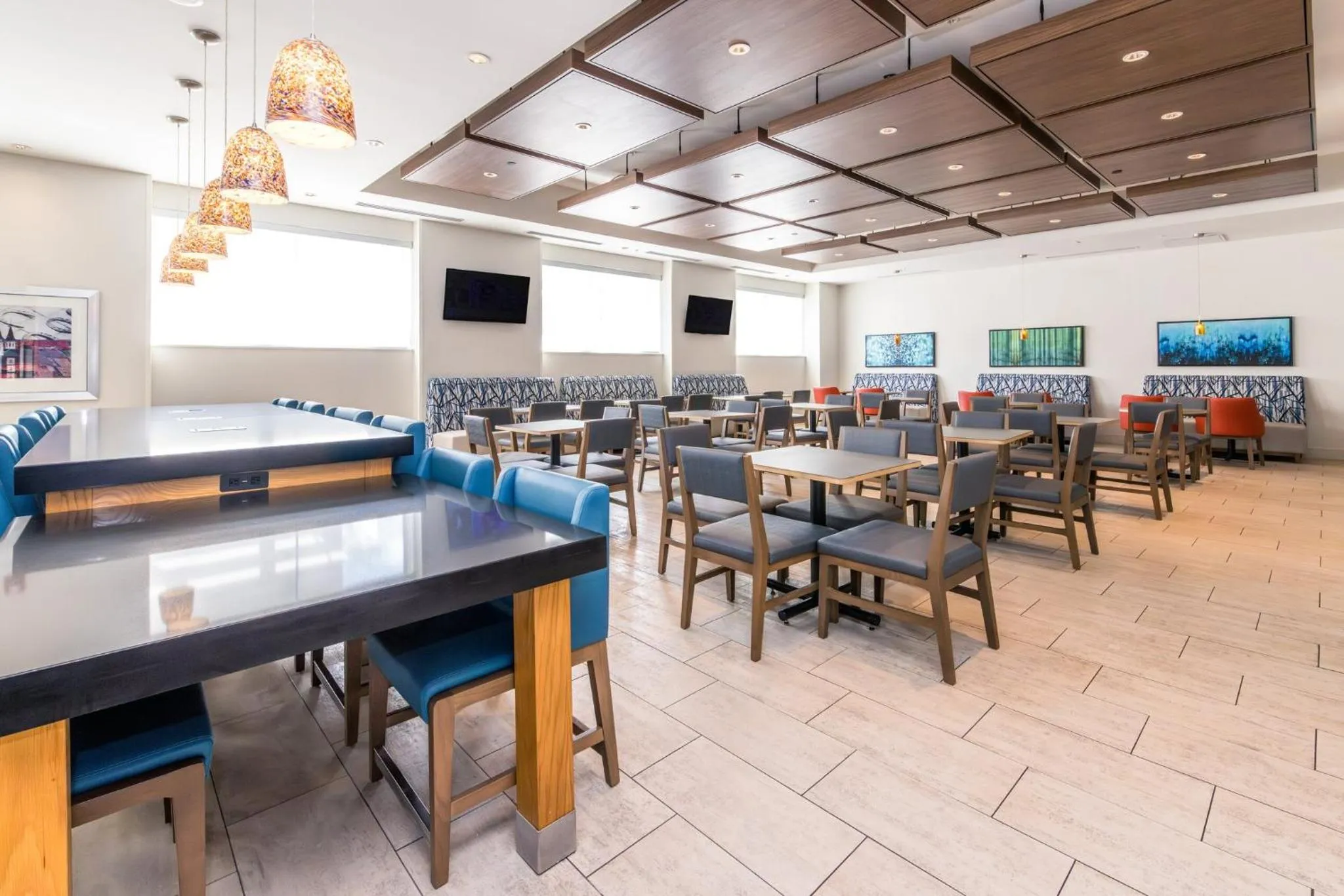 Breakfast in Holiday Inn Express & Suites Downtown Louisville by IHG