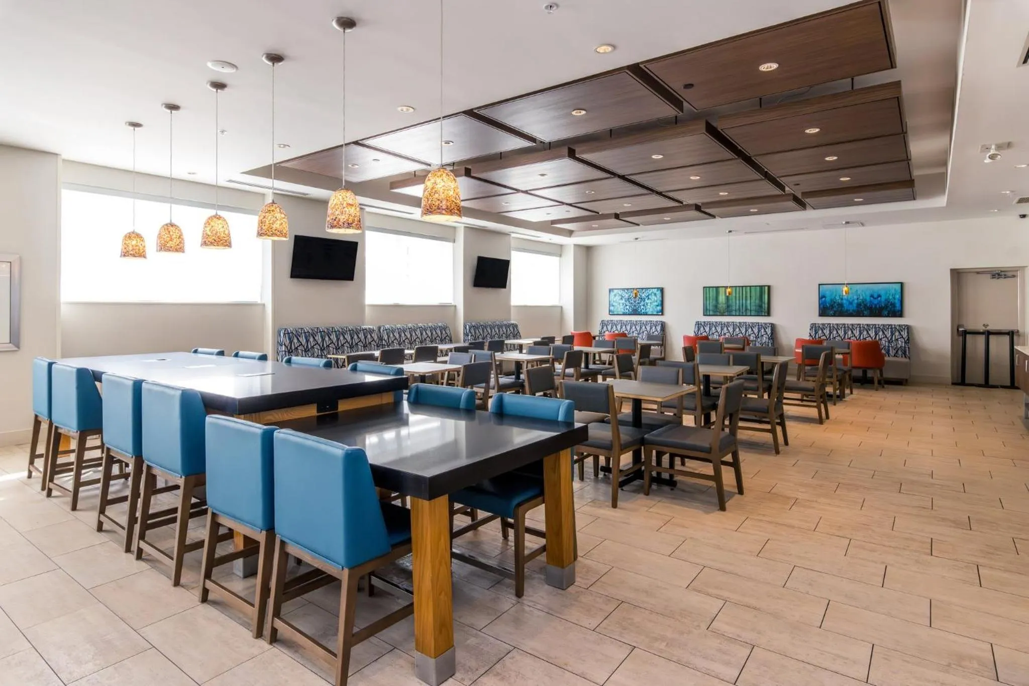 Breakfast in Holiday Inn Express & Suites Downtown Louisville by IHG
