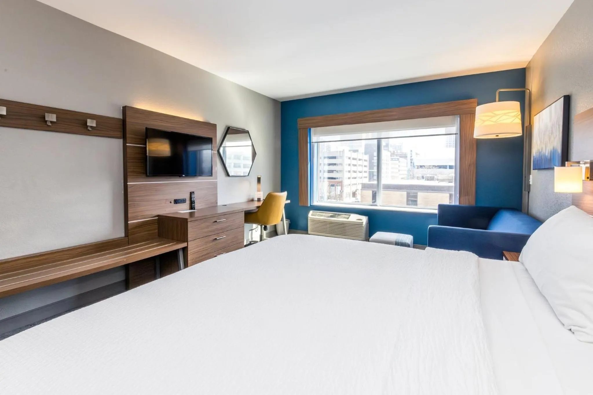 Photo of the whole room, Bed in Holiday Inn Express & Suites Downtown Louisville by IHG