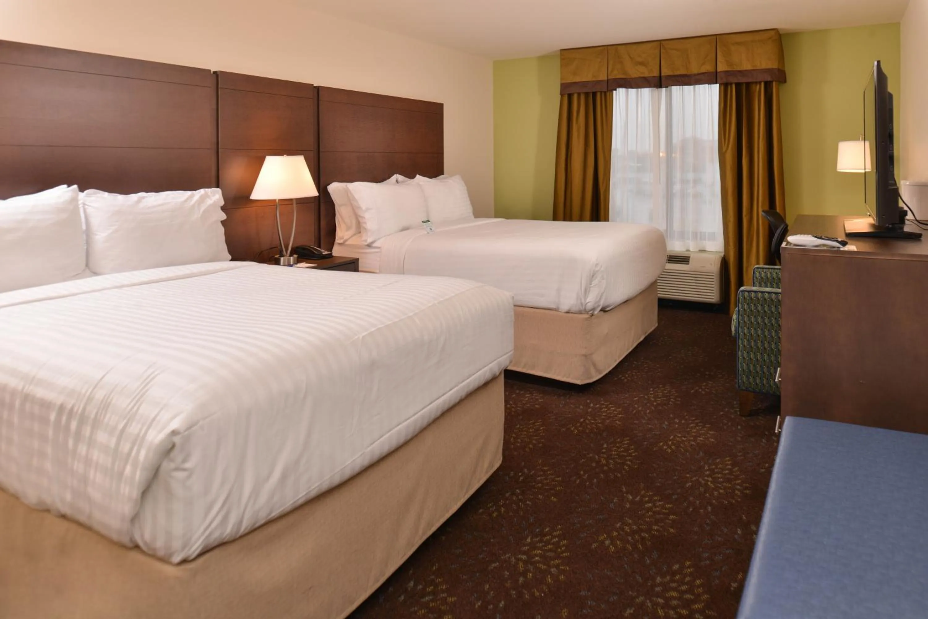 Photo of the whole room, Bed in Holiday Inn Express & Suites Dearborn SW - Detroit Area by IHG