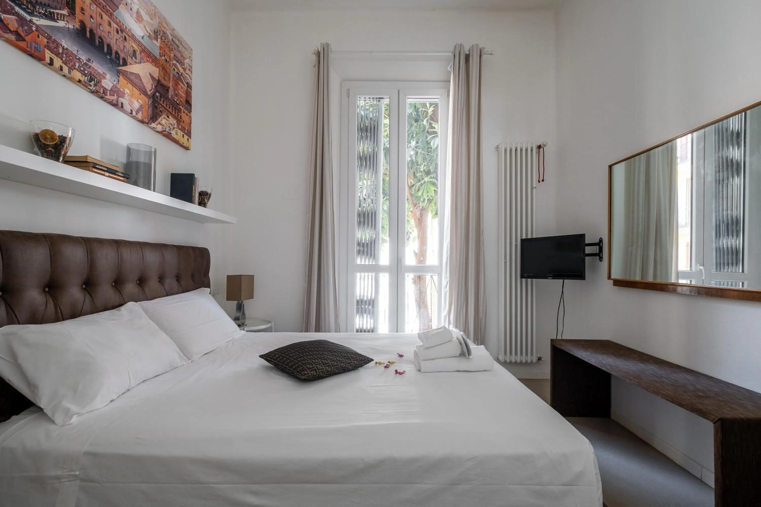 Bedroom, Bed in Bologna Suite