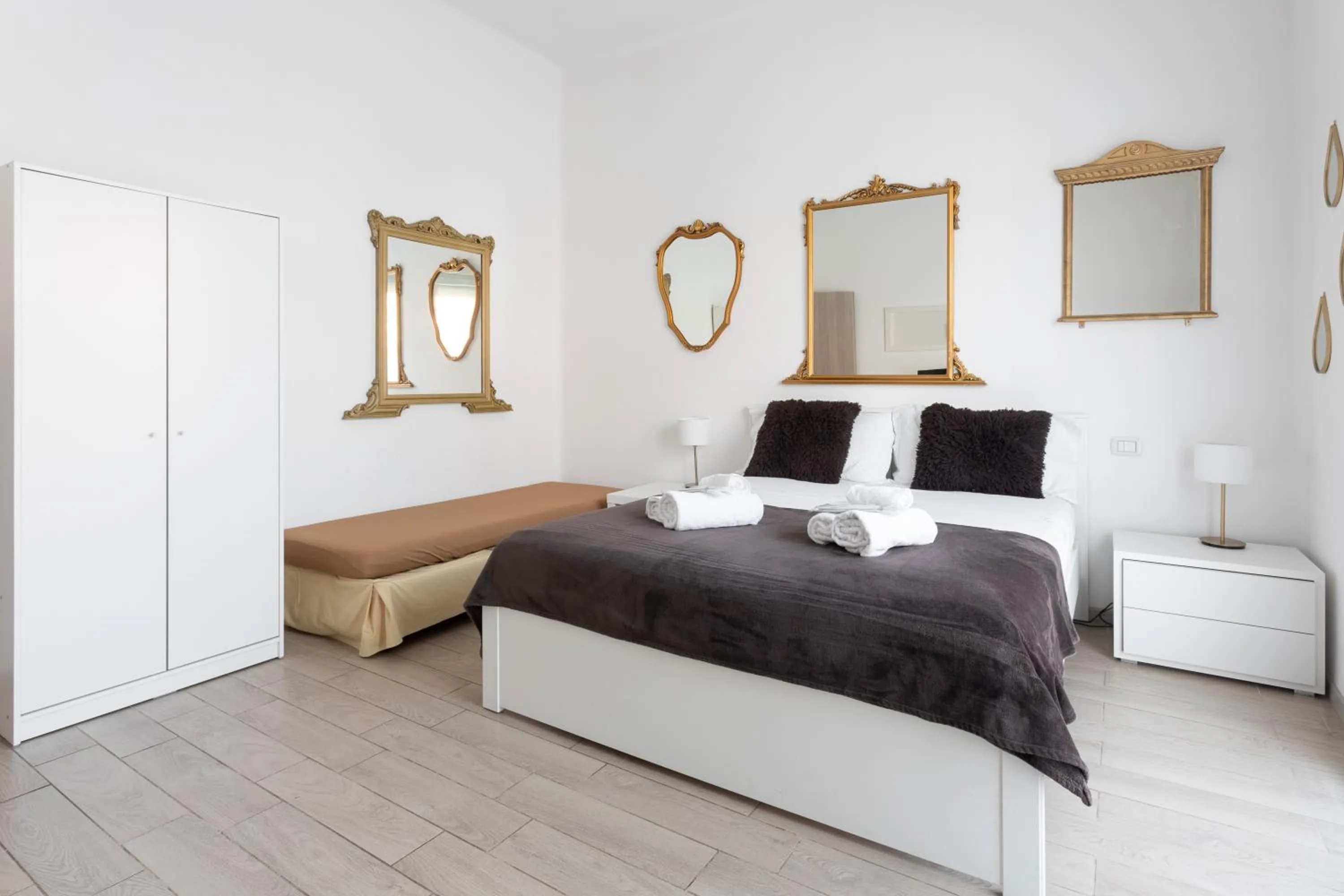 Bedroom, Bed in Bologna Suite