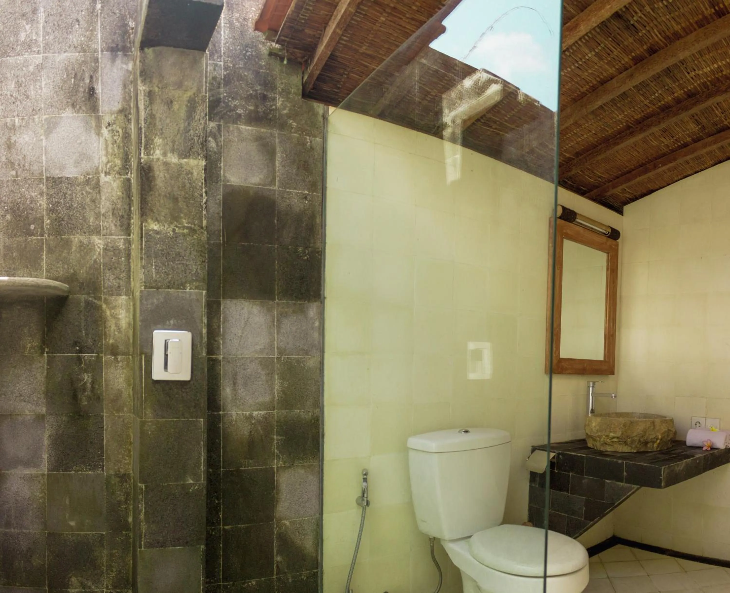 Bathroom in De Klumpu Bali Eco Tradi Stay