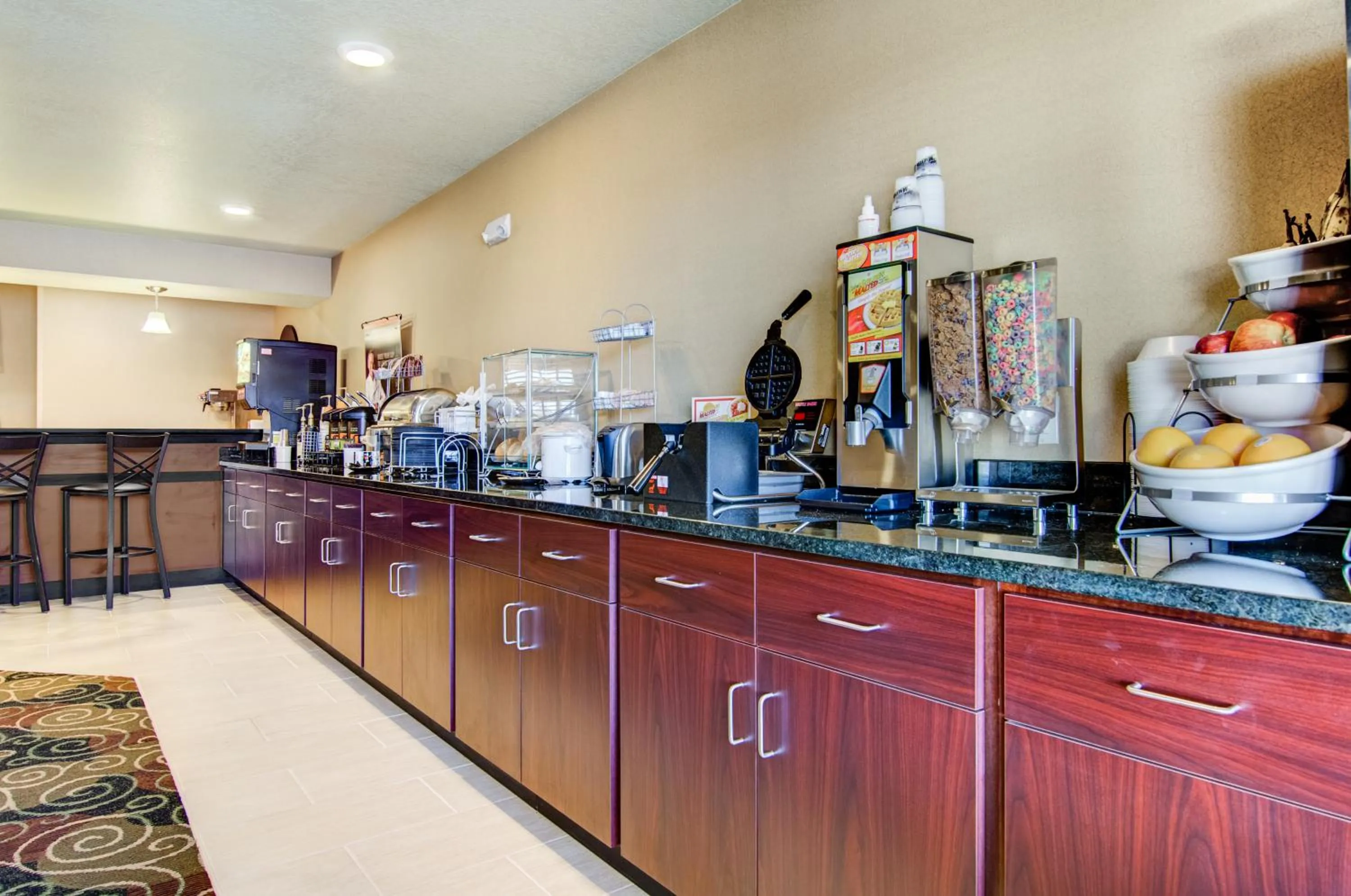 Food and drinks in Castle Rock Inn & Suites - Quinter