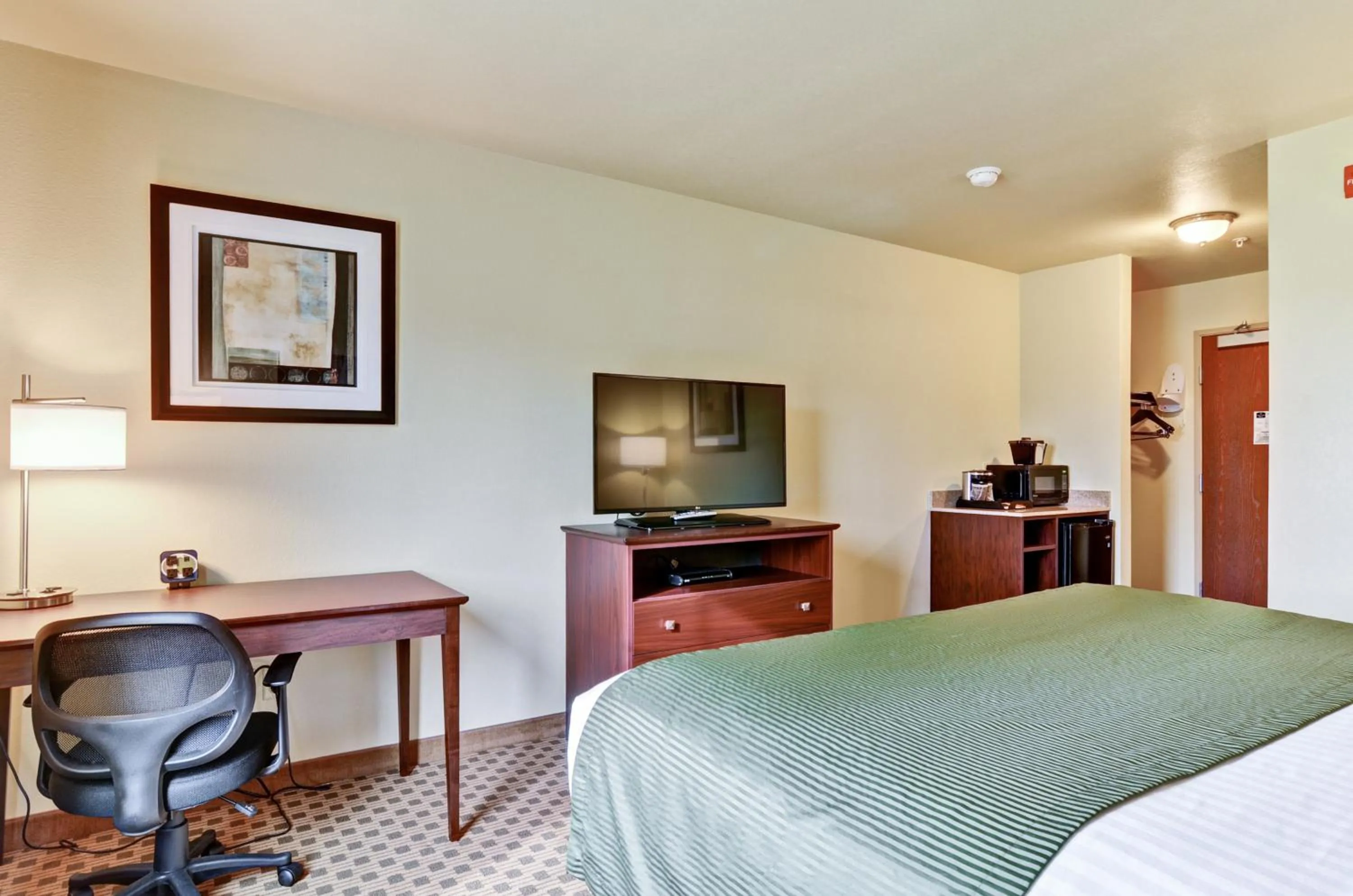 Bed in Castle Rock Inn & Suites - Quinter