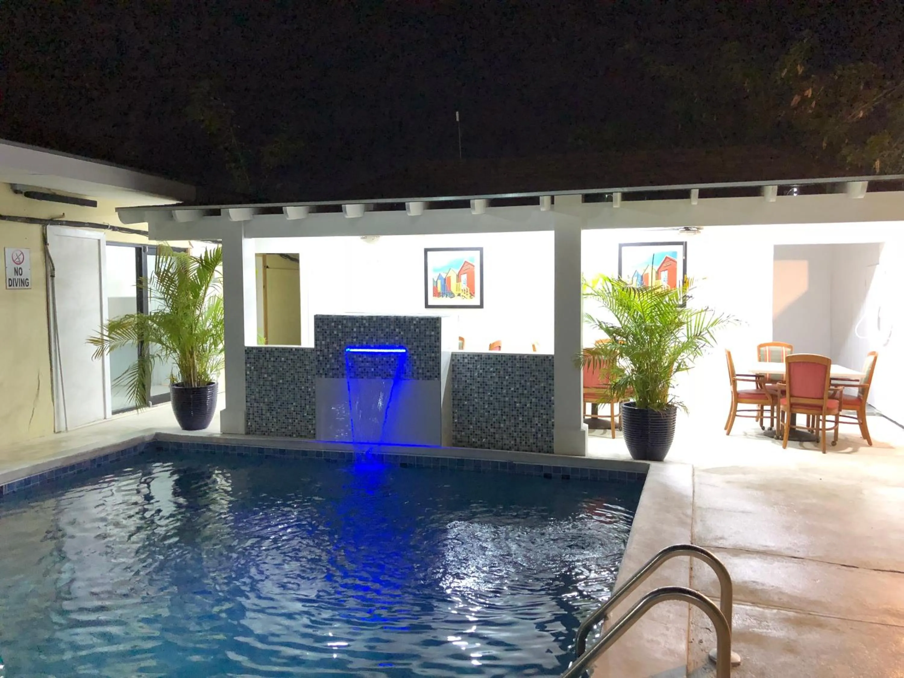 Colony Club Inn & Suites