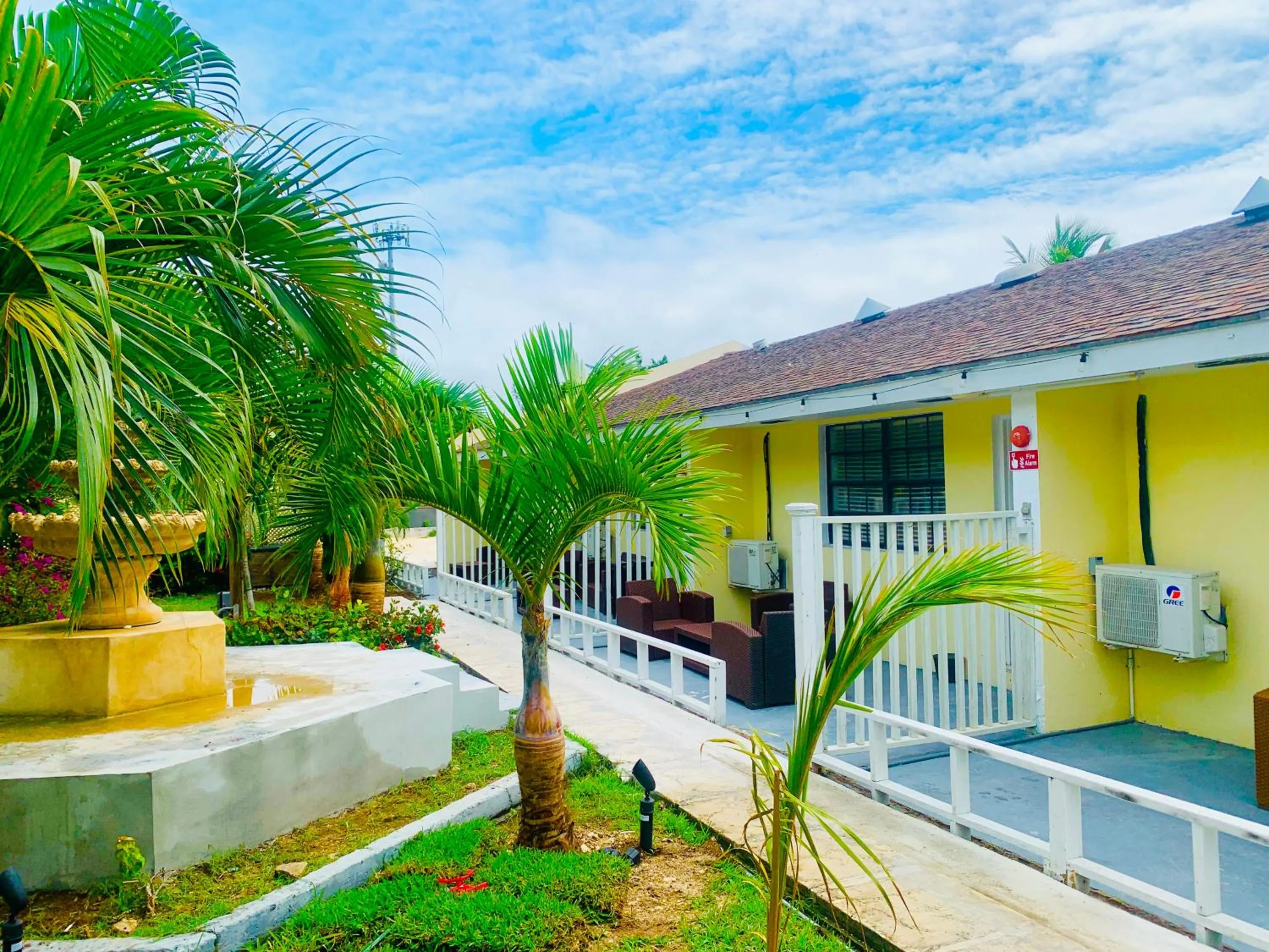 Colony Club Inn & Suites