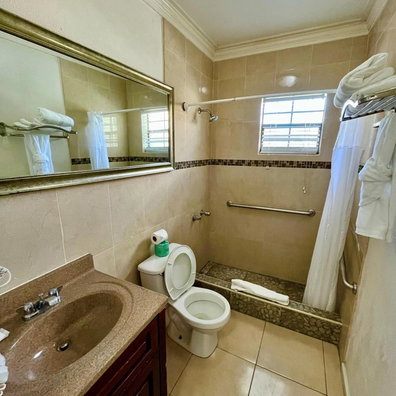 Shower in Colony Club Inn & Suites