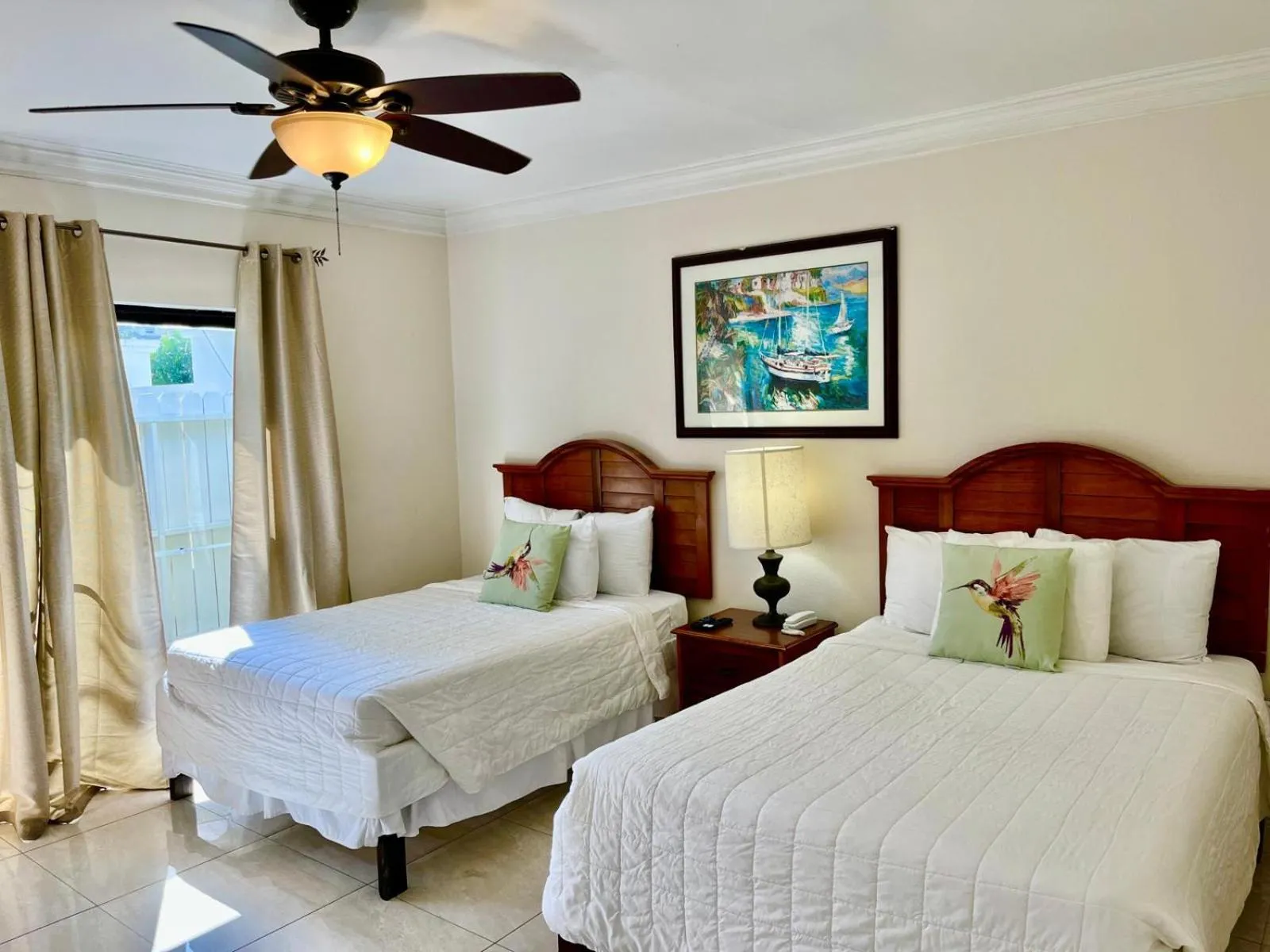 Bedroom, Bed in Colony Club Inn & Suites