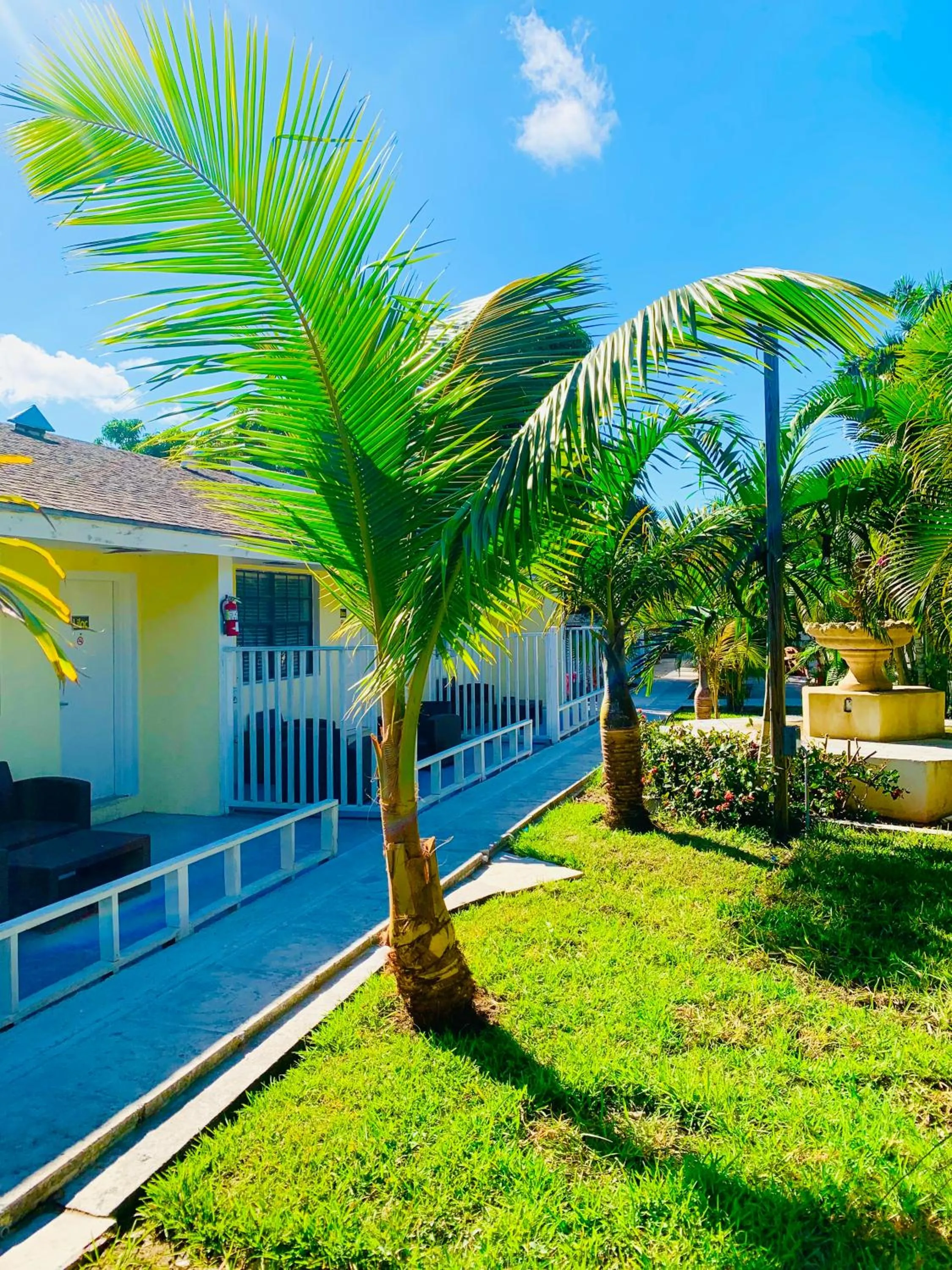 Colony Club Inn & Suites