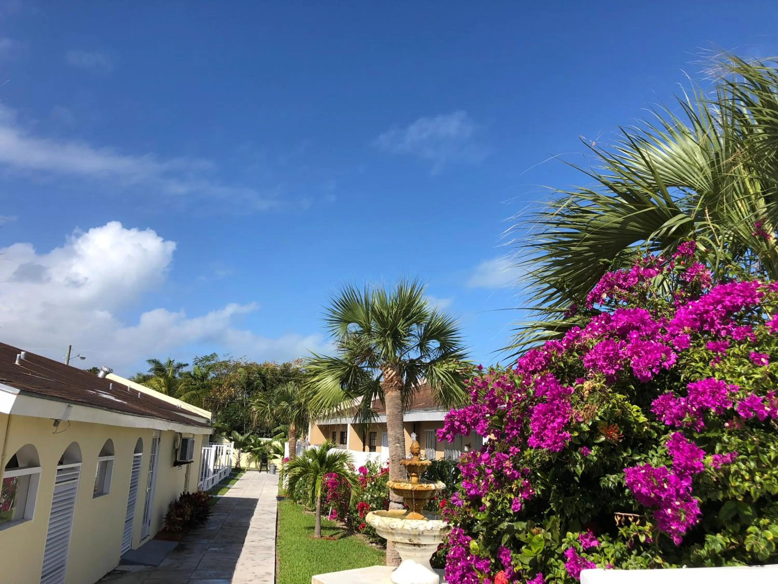 Colony Club Inn & Suites