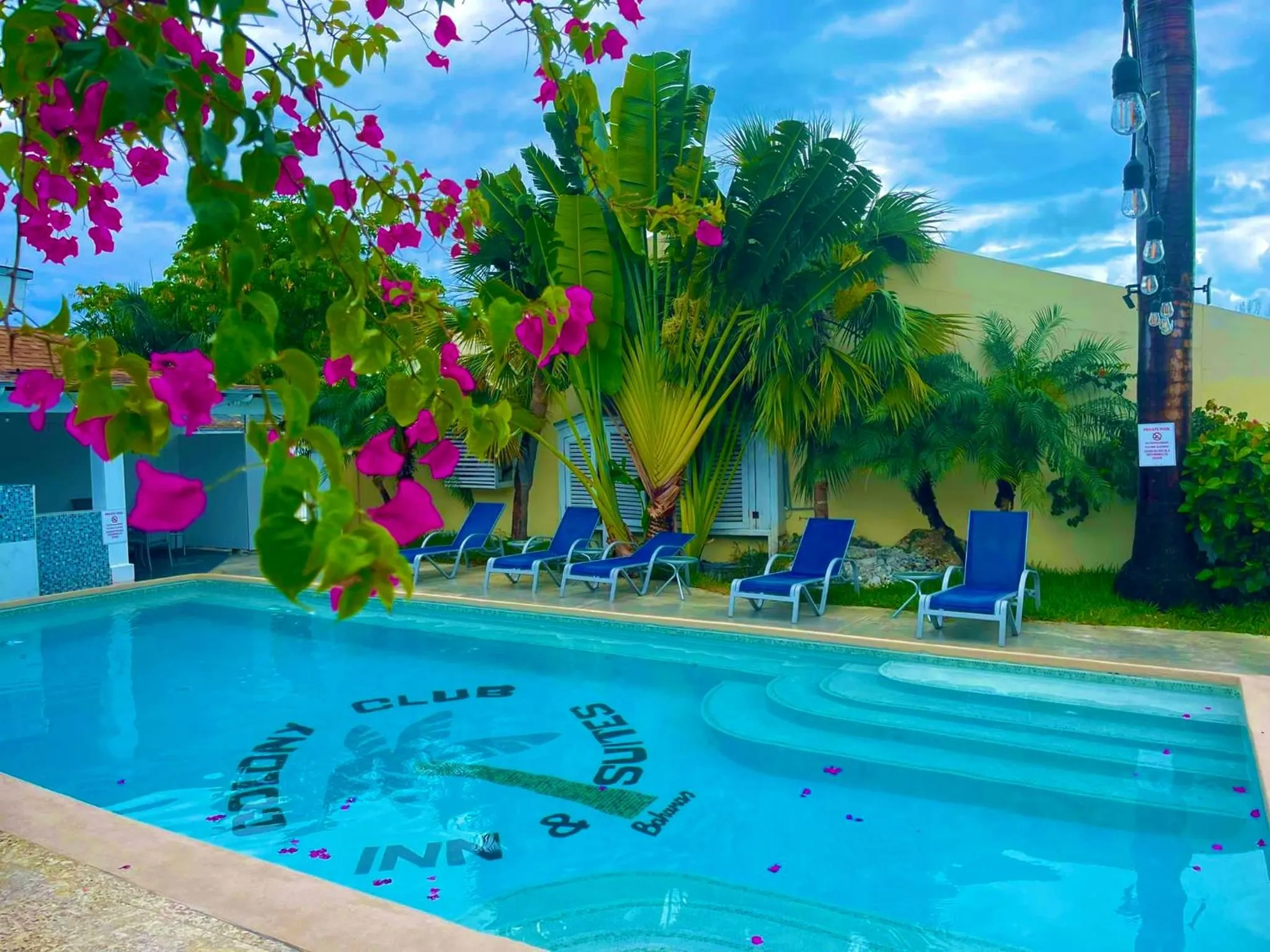 Colony Club Inn & Suites